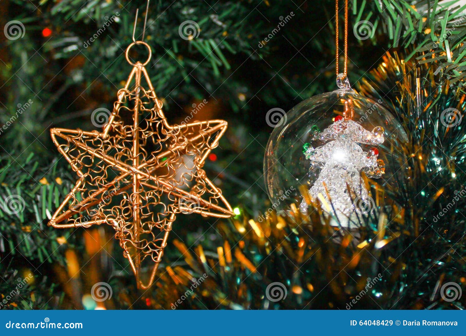 Stella Sull Albero Di Natale.Stella E Palla Sull Albero Di Natale Immagine Stock Immagine Di Decori Neve 64048429