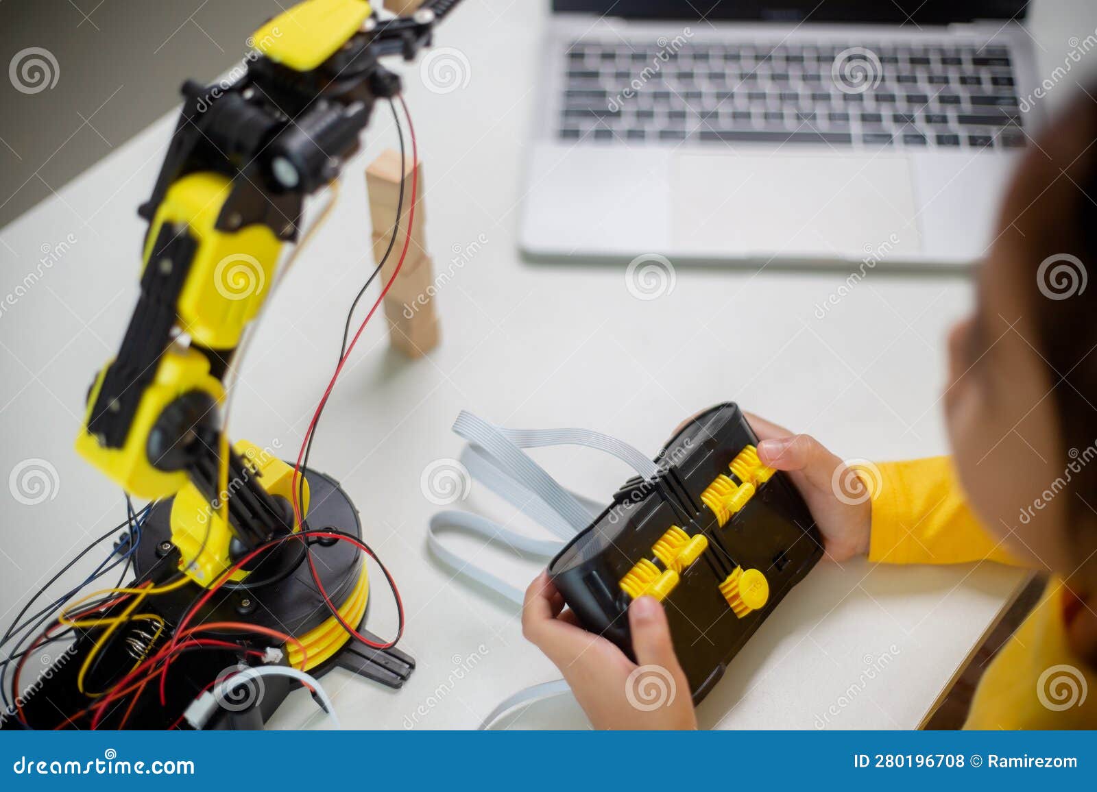 TEACH TECH KEYBOARD CODING ROBOT