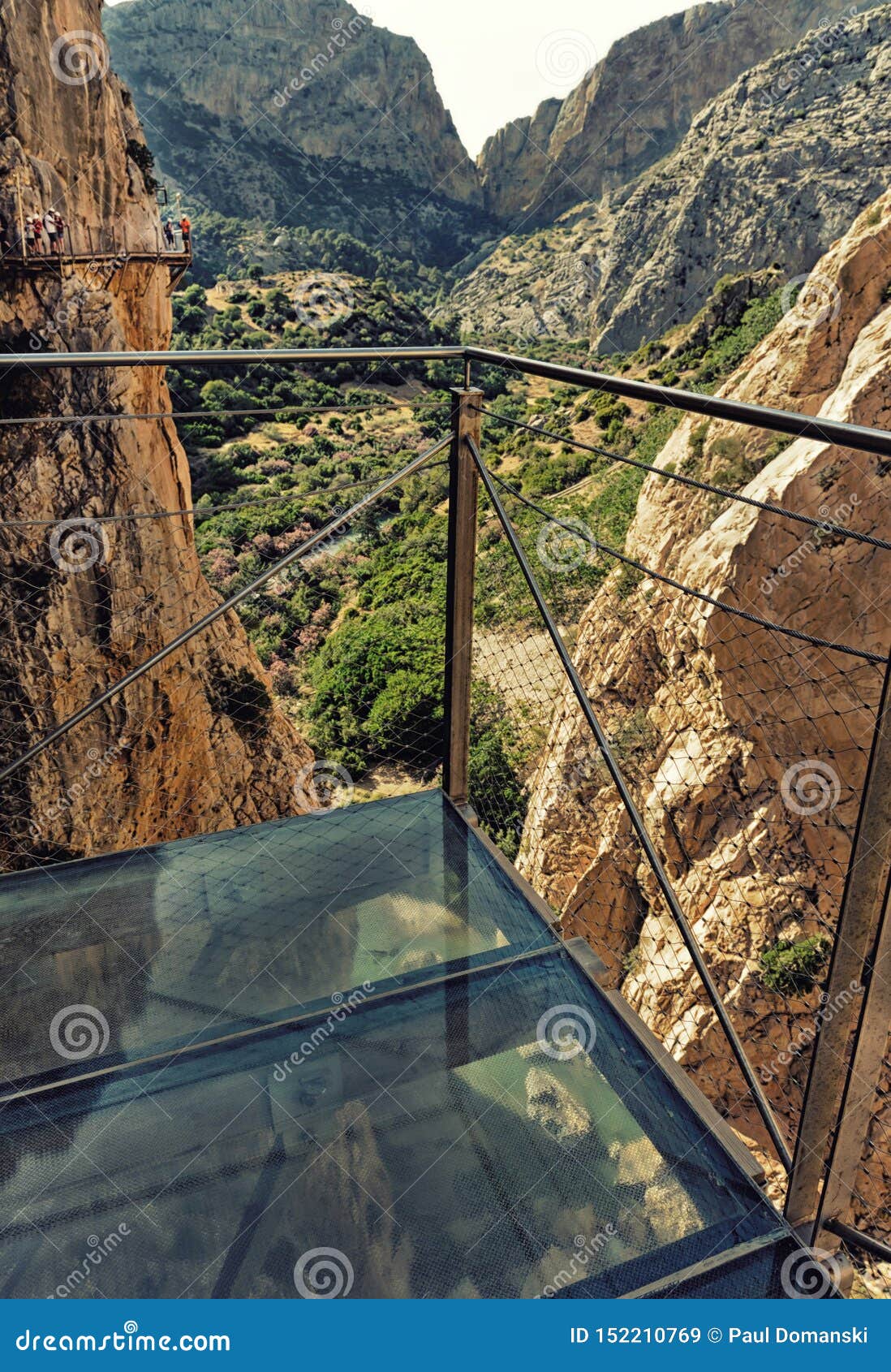 glass platform over el caminho del rey trail