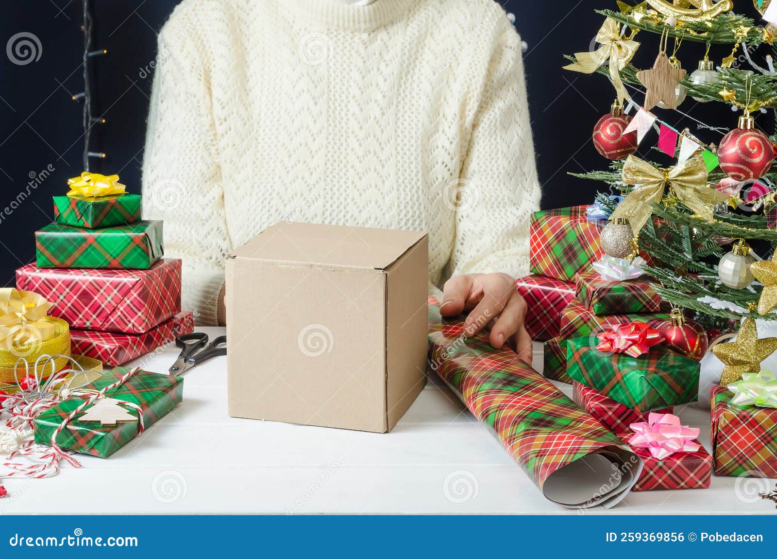 Stepbystep Photo Instructions for Packing a Christmas Gift, Step 1