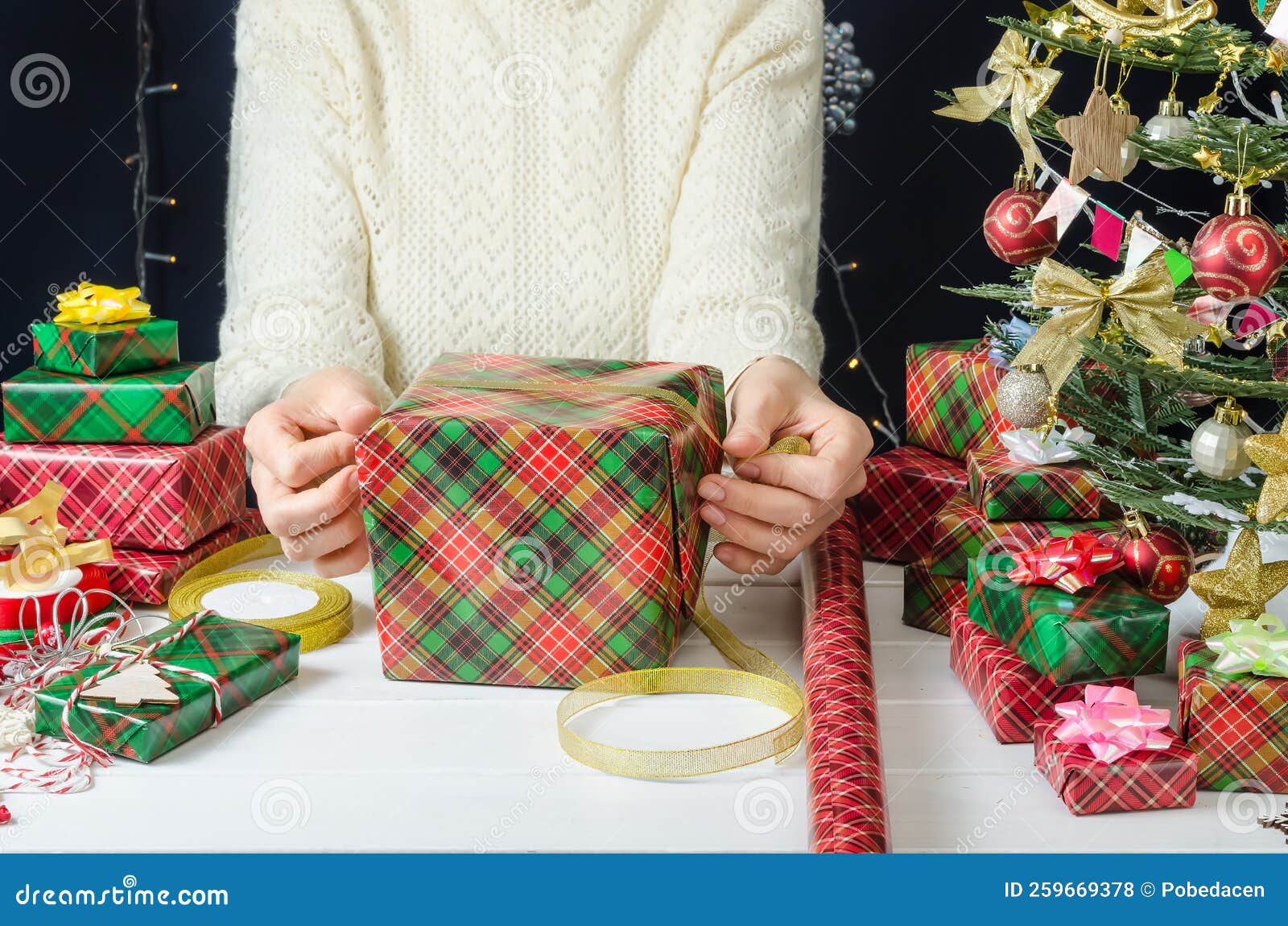 Step by Step Photo Instructions for Wrapping a Christmas Gift, Step 6 Wrapping A Christmas Present