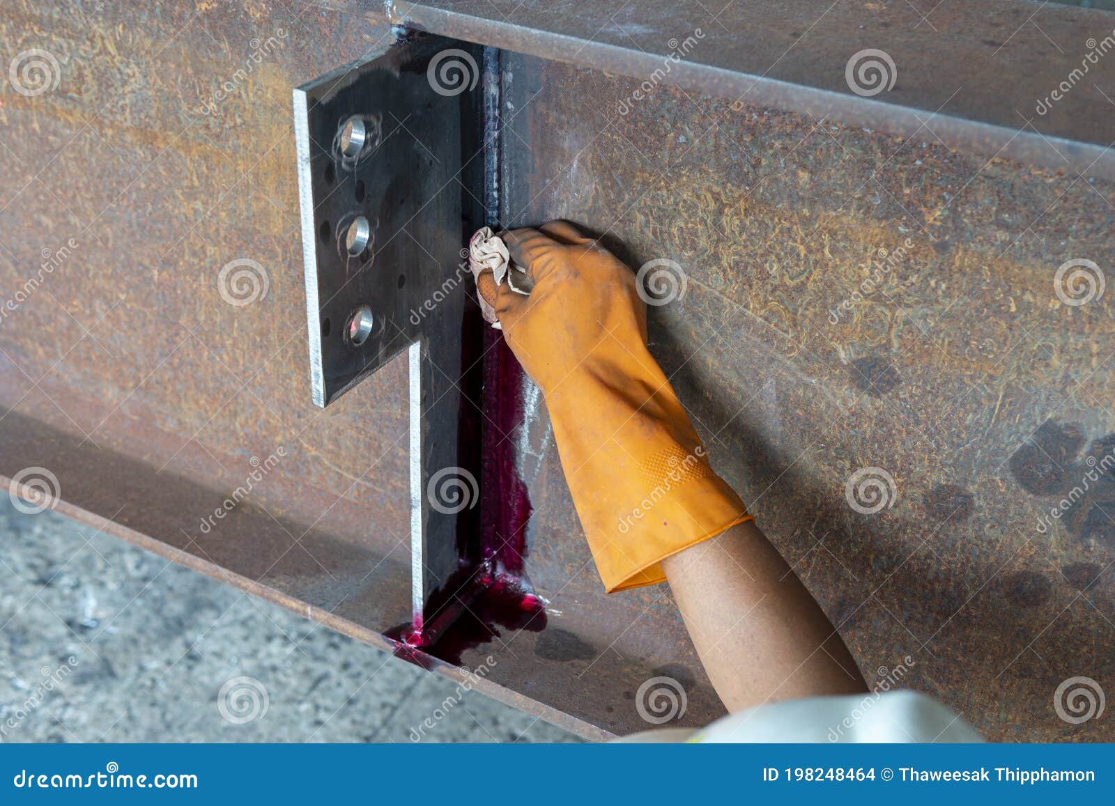 step to use rag wipe liquid penetrant out to welded surface before developer spray into the weldedwith process penetrant testingp