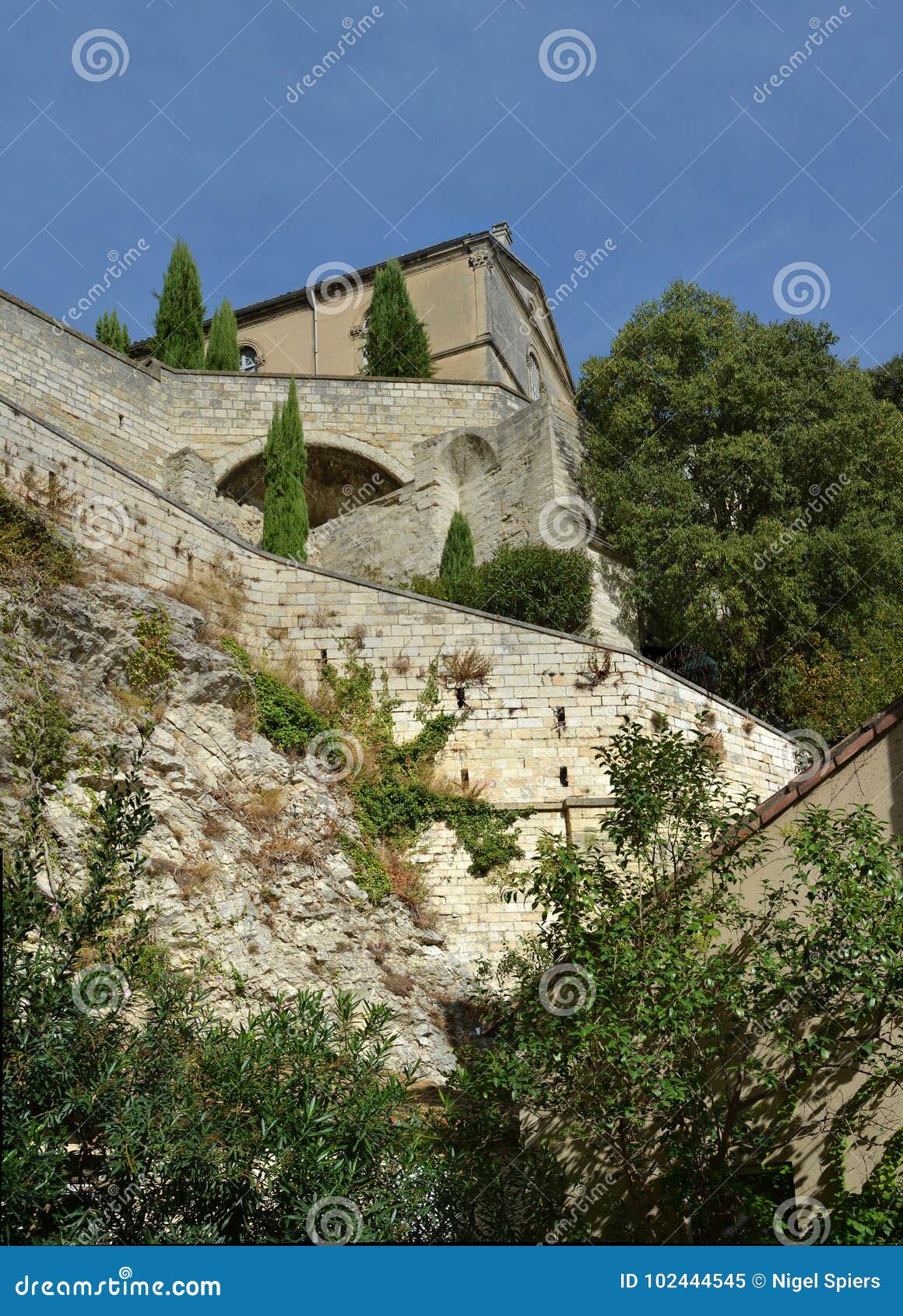 steps up to gardens of the popes, avignon