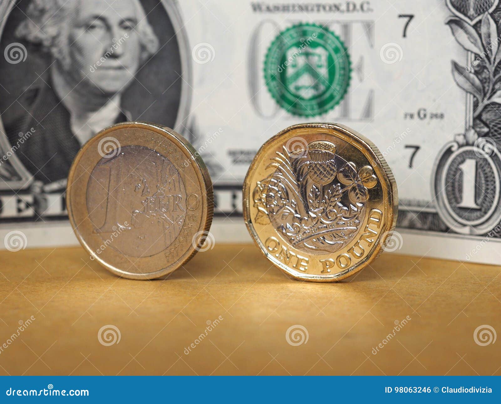 1 Sterlina E 1 Euro Moneta Ed Una Nota Del Dollaro Sopra Il Fondo Del  Metallo Fotografia Stock - Immagine di nota, regno: 98063246