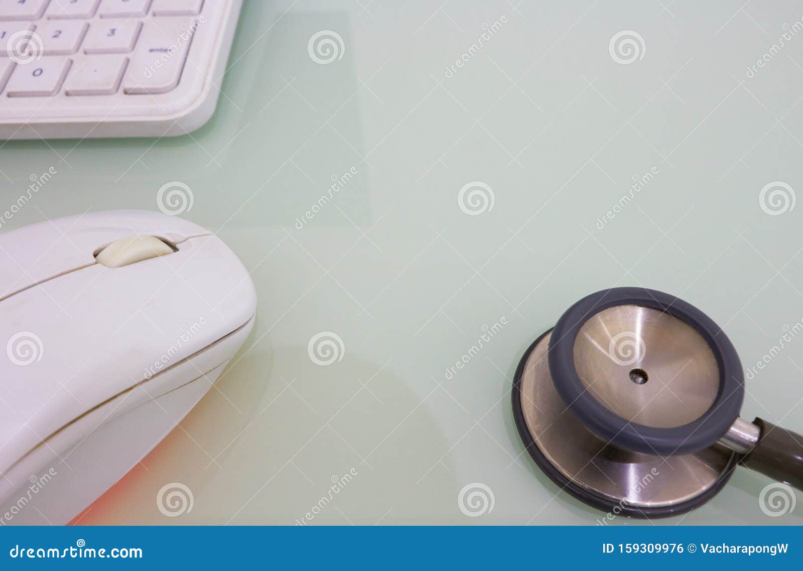 Stethoscope, mouse e teclado para o conceito de tecnologia médica