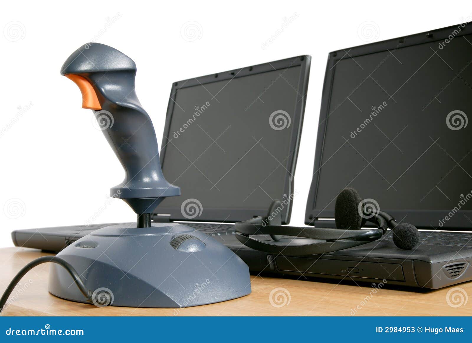 Steuerknüppel mit Laptopen. Zwei Laptop PC und ein Steuerknüppel, grundlegender Gang einer Aufruf- oder Stützmitte oder Onlinegamers oder rattert netcafe. Getrennt über Weiß.