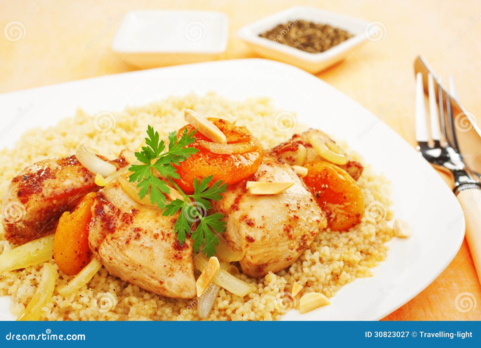 Stew Chicken Apricot Tagine Med Couscous Fotografering för Bildbyråer