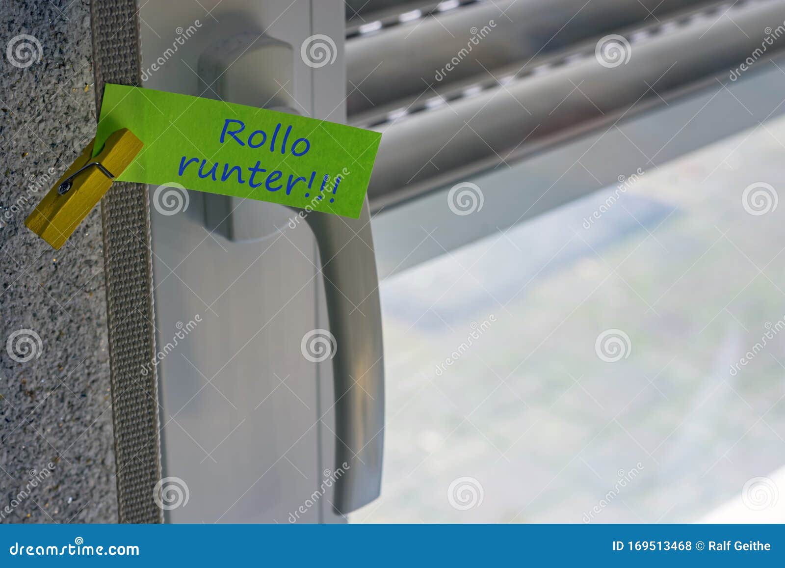 sticky note in german with the prompt `rollo down` as a reminder