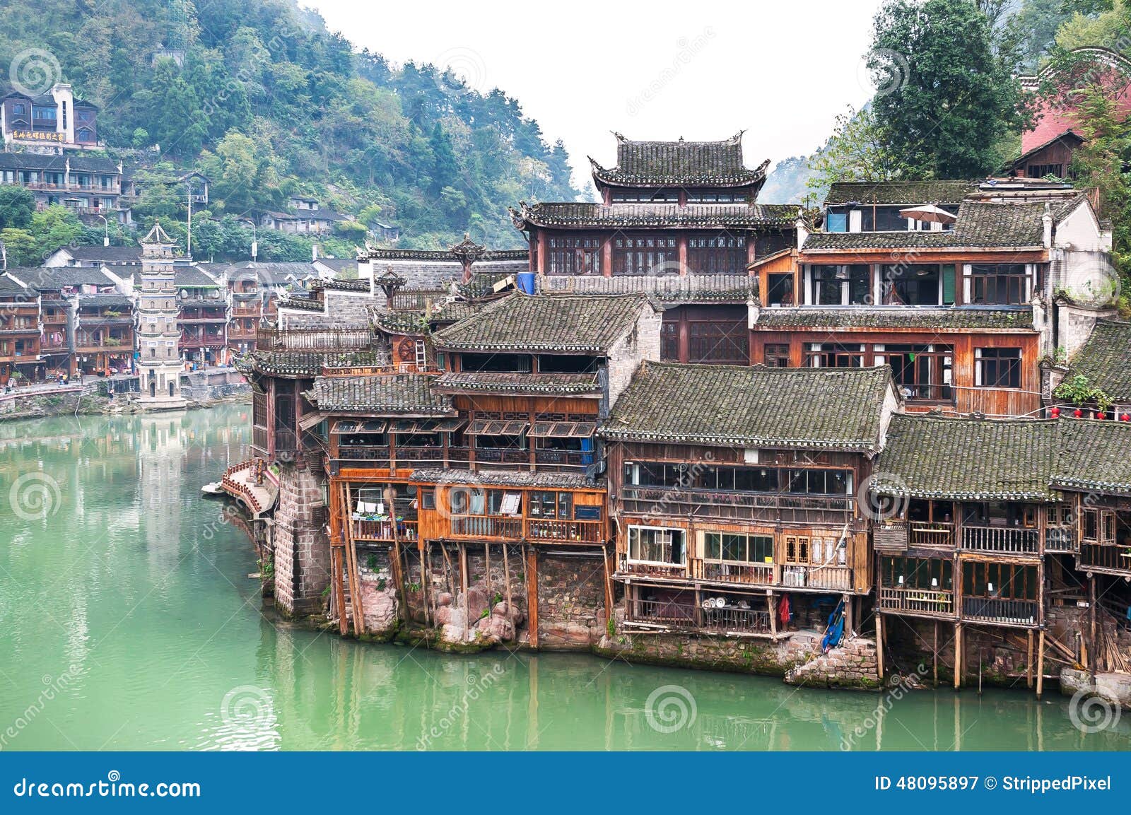 Suggestion aménagement marais Stilt-houses-tuojiang-river-fenghuang-ancient-town-hunan-province-china-one-most-popular-towns-located-48095897