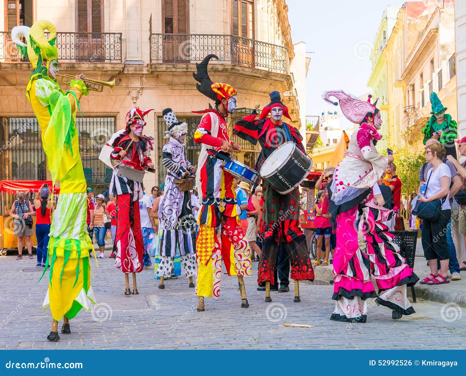 Stiltwalkers che balla al suono di musica cubana a Avana. Stiltwalkers variopinti che ballano al suono di musica cubana a vecchia Avana