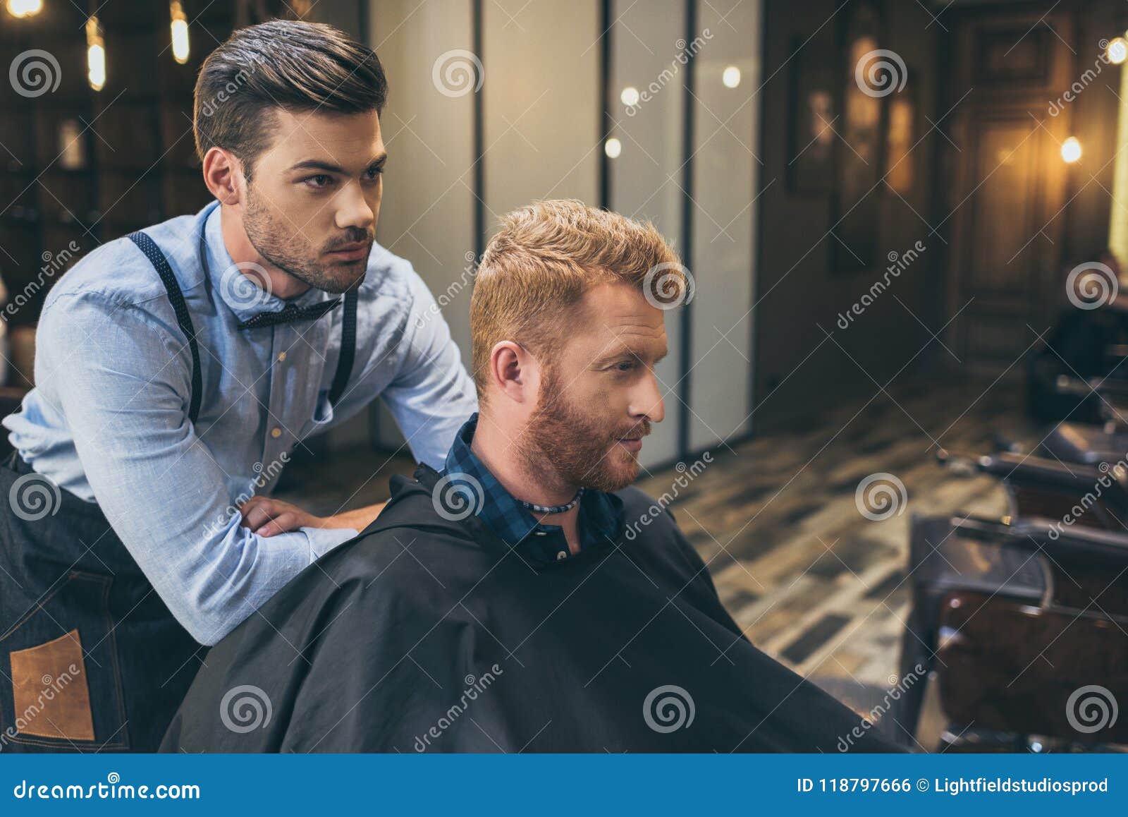 Stilvoller Junger Friseur, Der Hinter Dem Sitzenden Kunden Der Steht