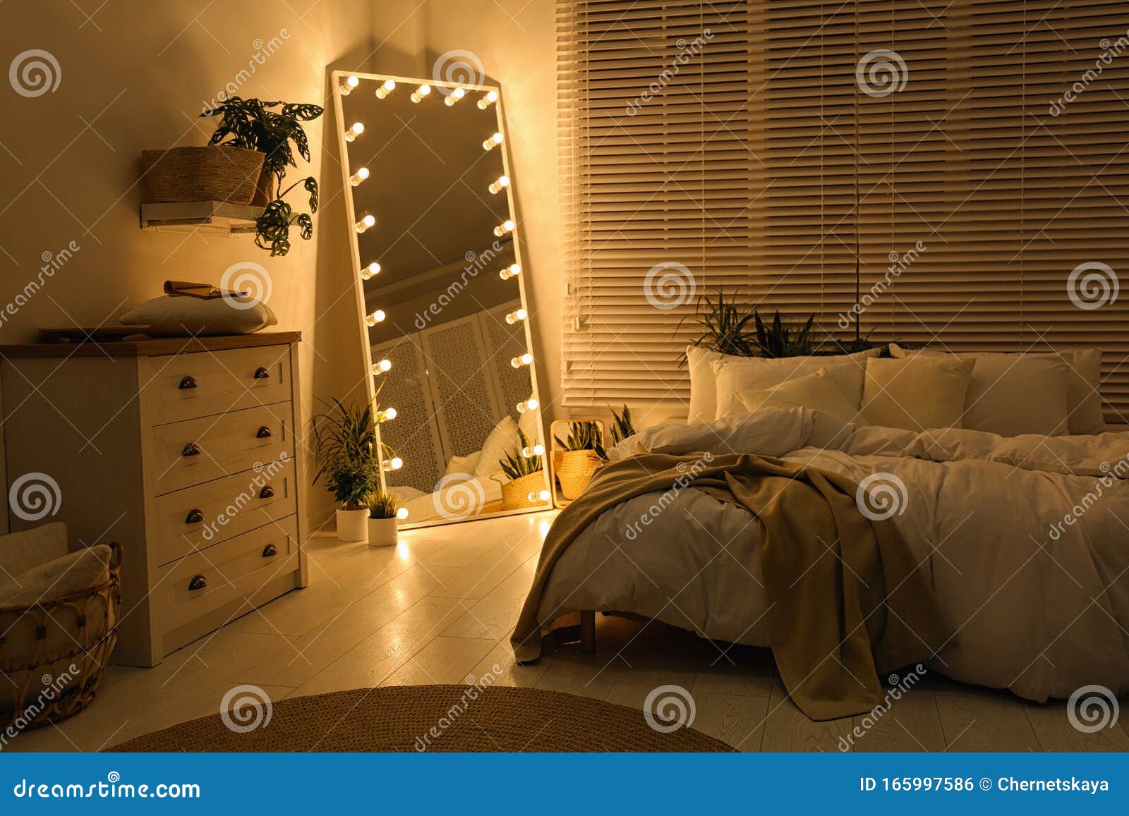 Stilvoller Spiegel Mit Glühbirnen Im Schlafzimmer Innengestaltung ...