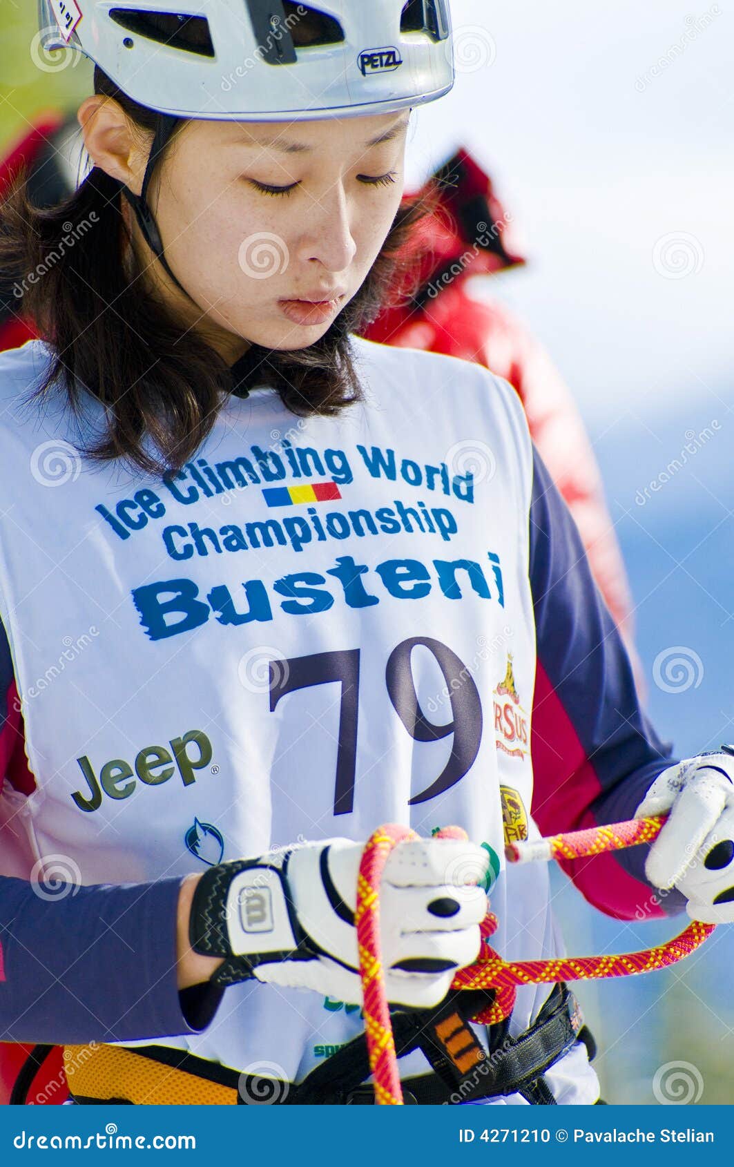 Ritratto mezzo del corpo dello stinco di Woon Seon, vincitore della concorrenza di difficoltà delle donne al campionato rampicante Busteni Romania, 2008 del mondo del ghiaccio. Ciò era la seconda fase della tazza di mondo rampicante del ghiaccio di UIAA - cavo e la velocità.