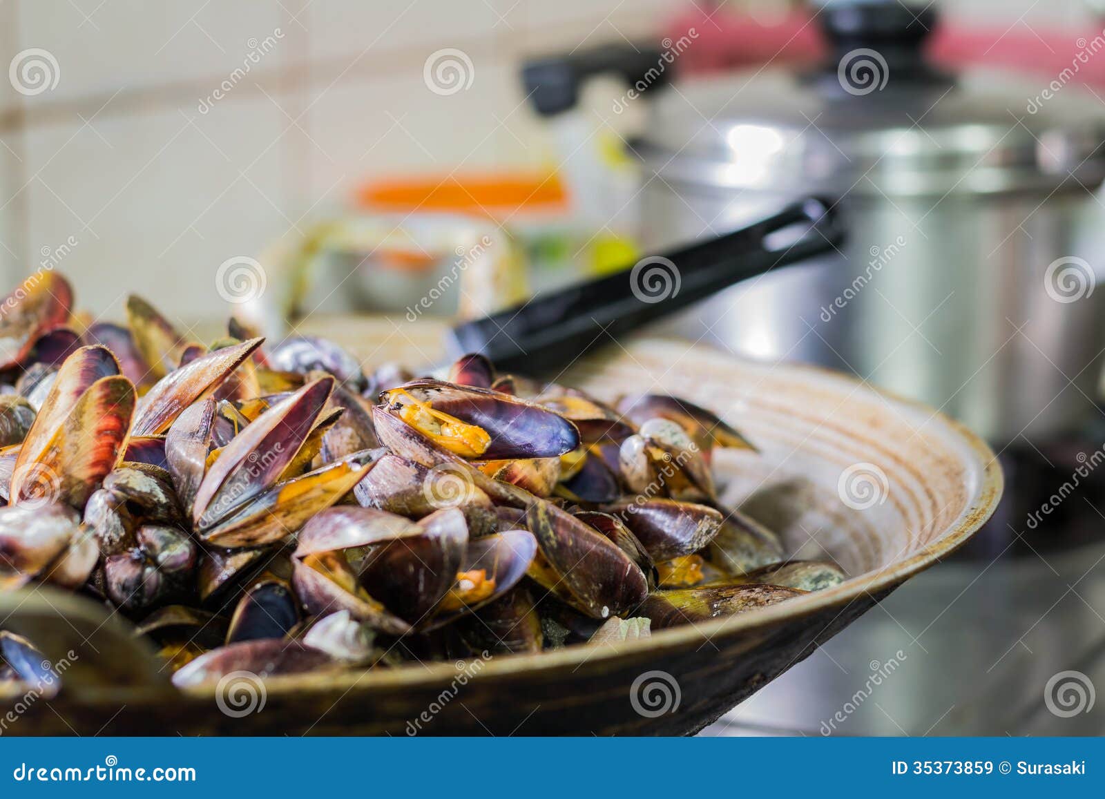 Stir fried sea mussels stock image. Image of kitchen 35373859
