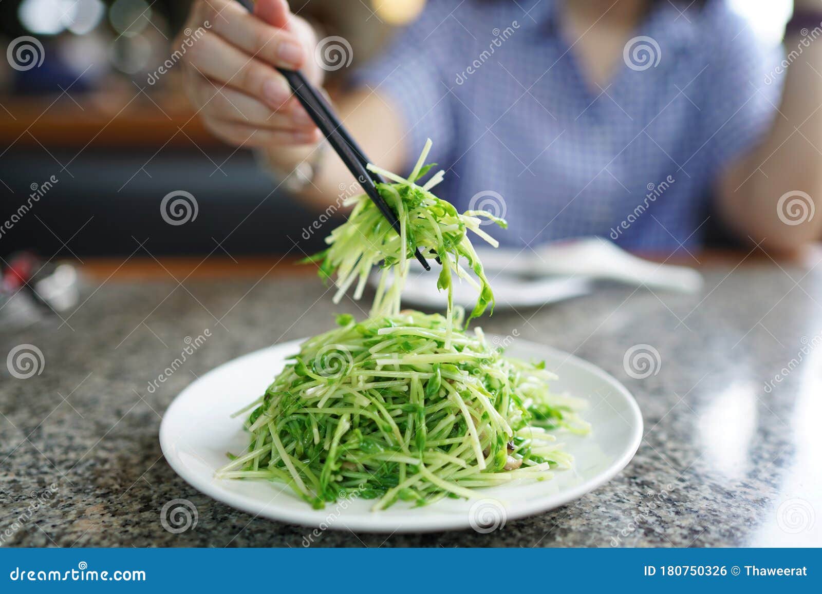 Stirfried Pea Shoots Dou Miao Con Comida China Vegana De Jengibre. Foto de archivo - Imagen de cierre, verde: 180750326 Stirfried Pea Shoots Dou Miao Con Comida China Vegana De Jengibre. Foto de archivo - Imagen de cierre, verde: 180750326