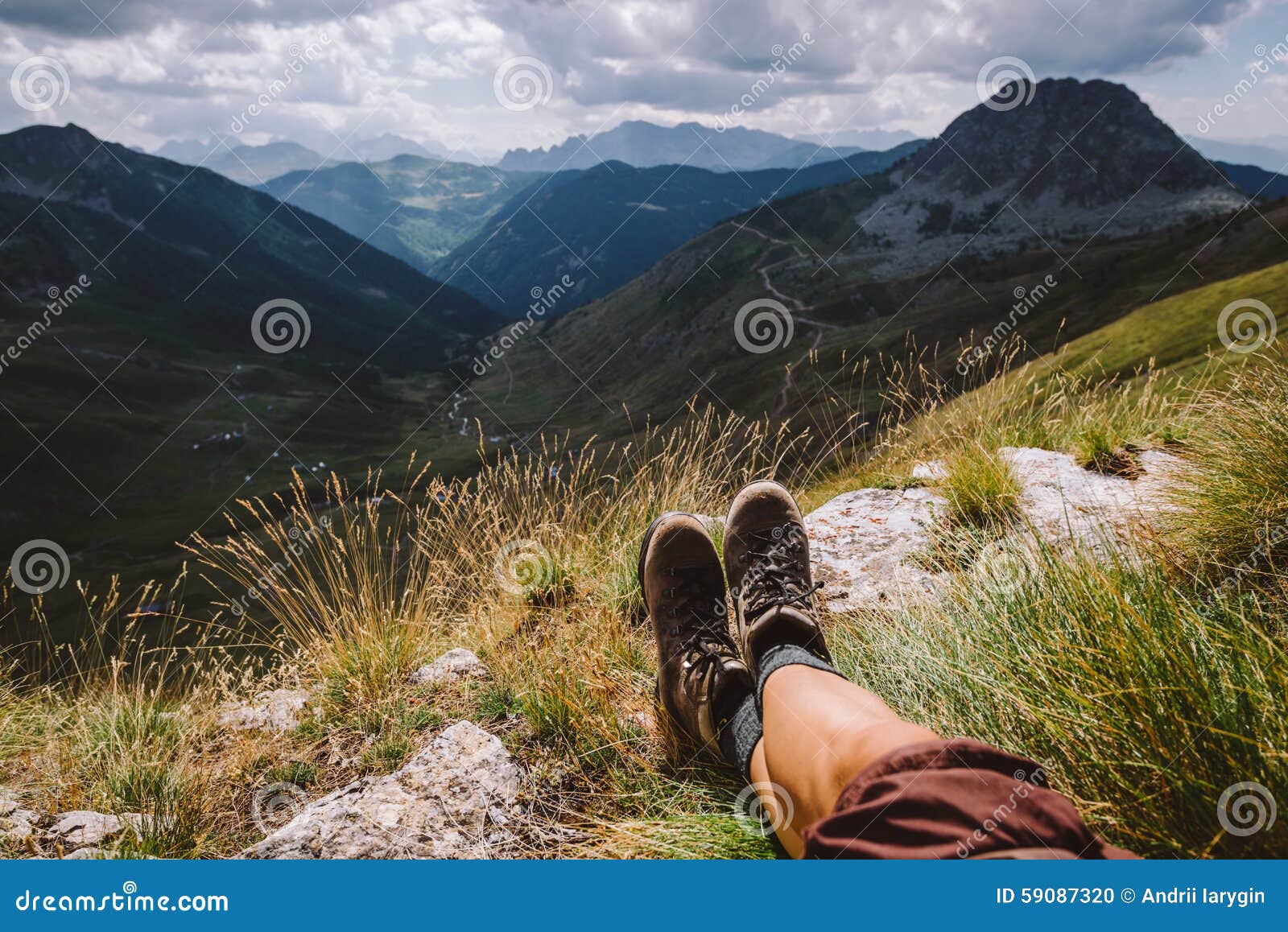 Foot of the mountain на русском. Ноги горы. Человек в горах ноги. Протянутые ноги в горах. Фотографии ног в горах.