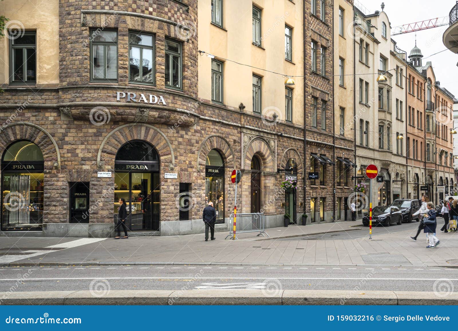 Begrænse Mindre Revolutionerende Luxury Brand Stores in Stockholm Editorial Photo - Image of ahlens,  economy: 159032216