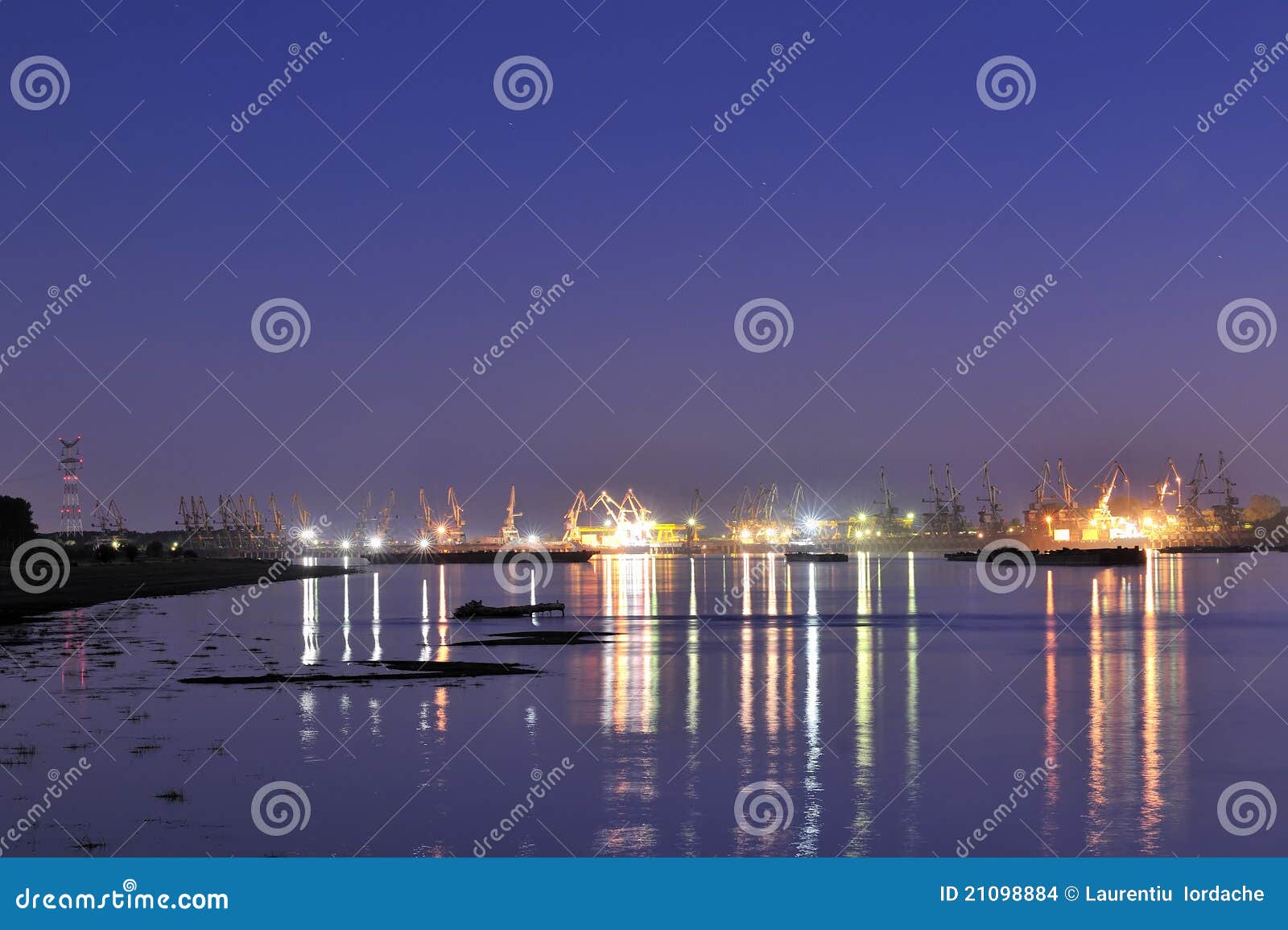 Stocznia w nighttime na Danube rzece