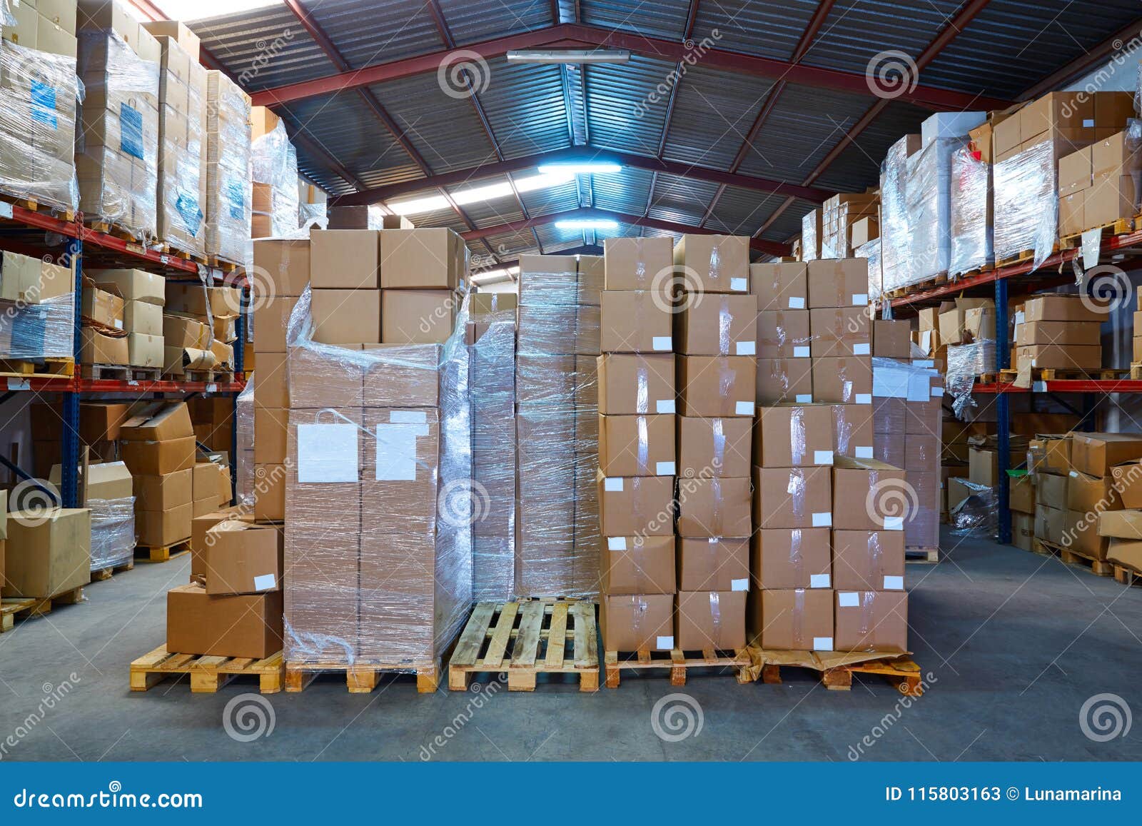 Упаковка товара на вб. Картонные коробки склад. Склад с коробками. Упаковка коробок на складе. Склад с картонными коробками.