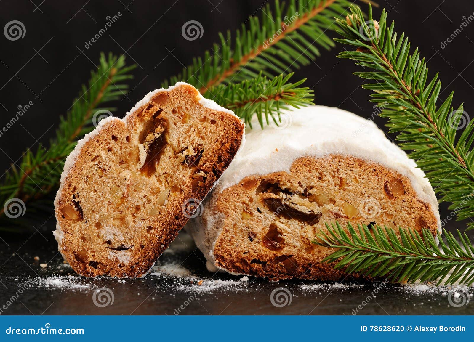 Stollen Mit Rosinen in Den Tannenbaumasten Stockfoto - Bild von deutsch ...