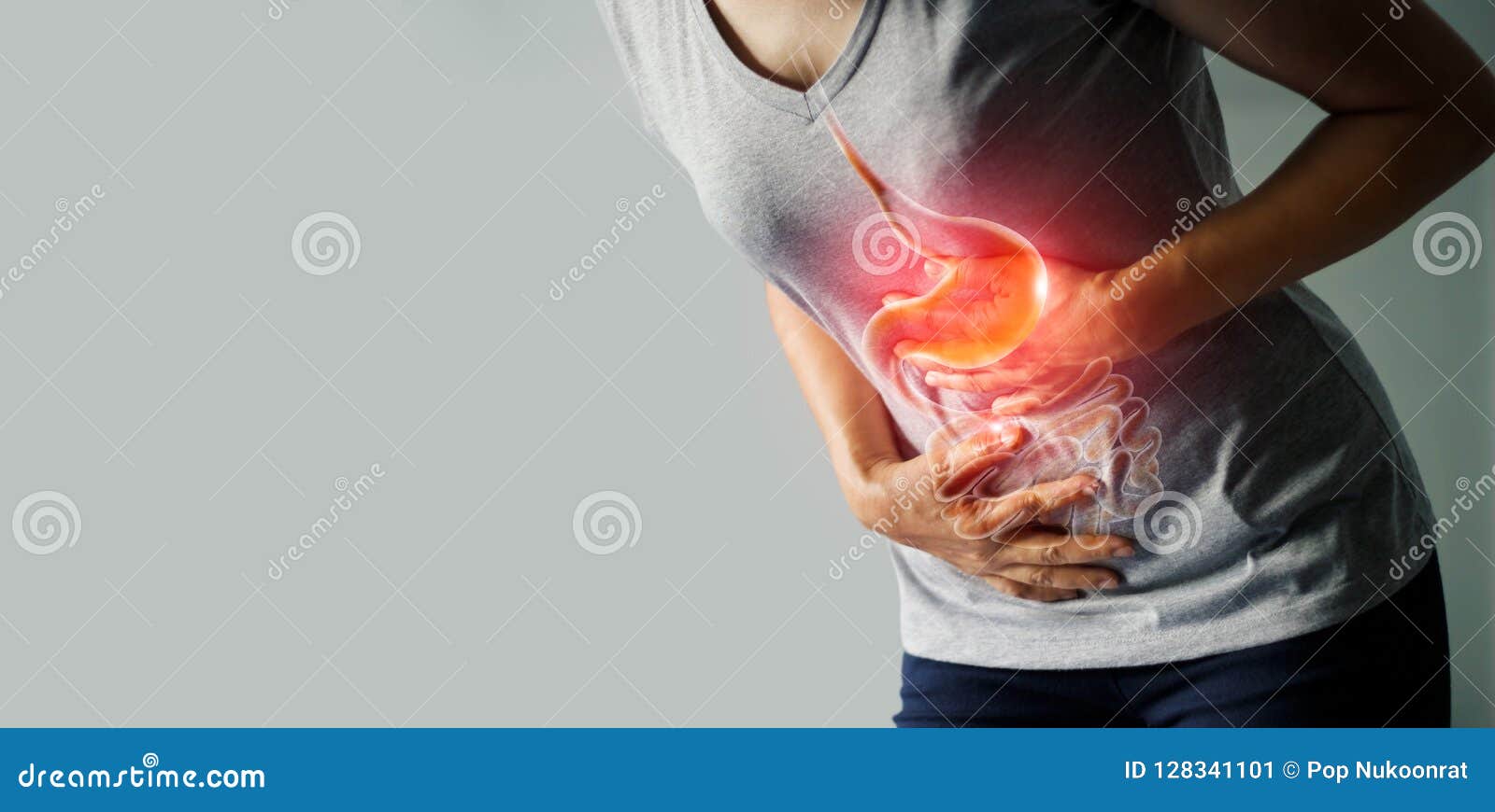 Fastidio Allo Stomaco E Pressione Alta Stomaco Commovente Della Donna Doloroso Dal Mal Di Stomaco Immagine