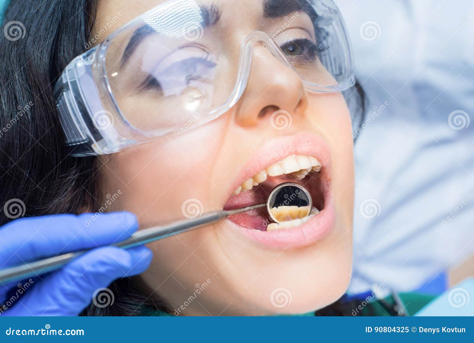 Stomatologist Está Utilizando El Espejo Cóncavo Imagen de archivo