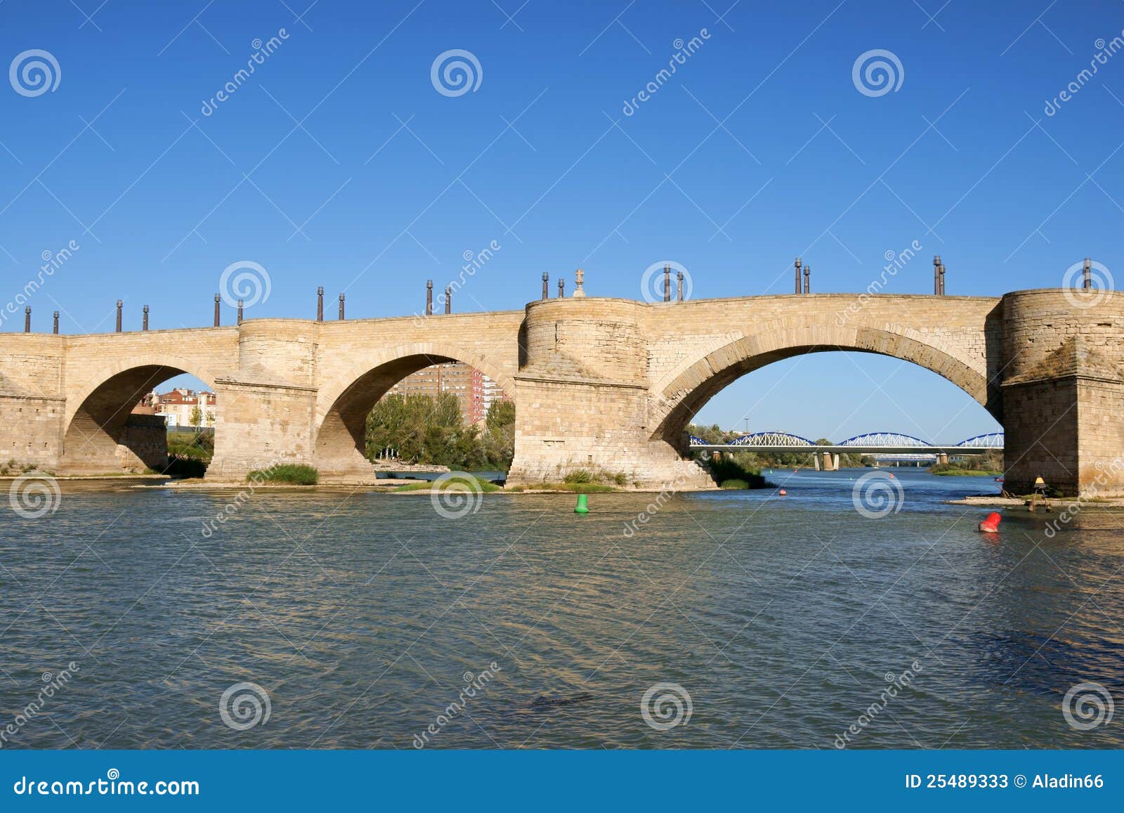 stone bridge (puente de piedra) in zaragoza