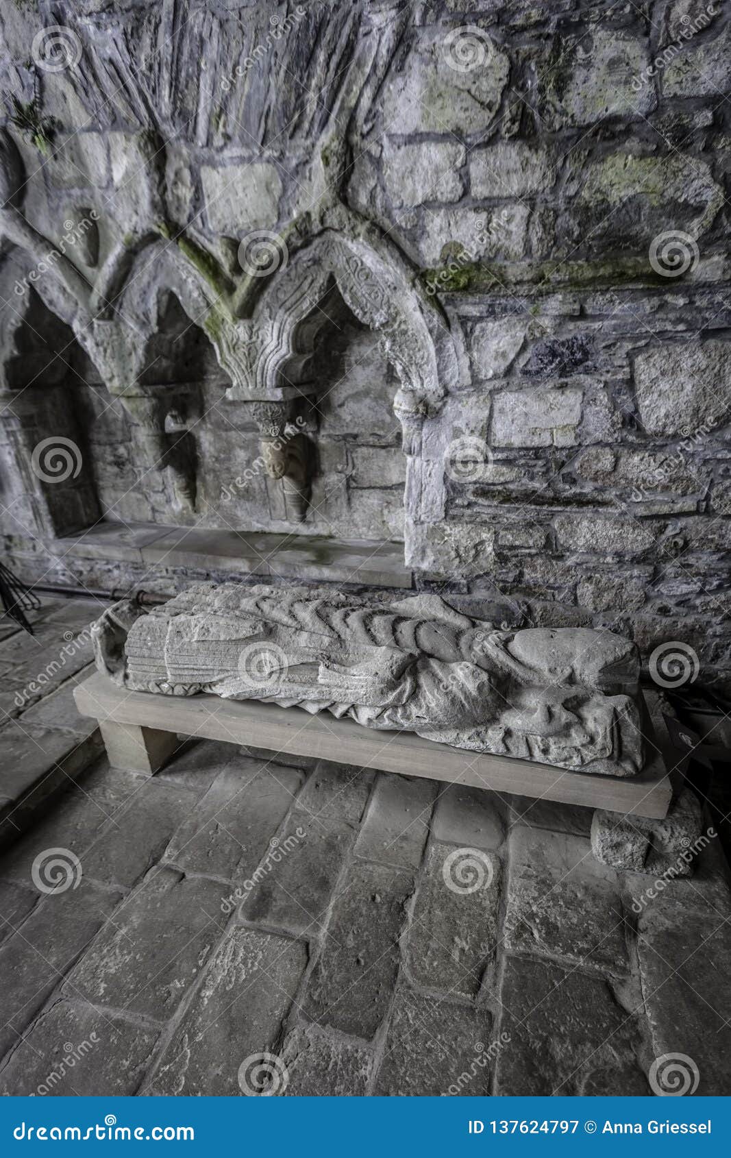 stone effigy of dominic in iona abbey