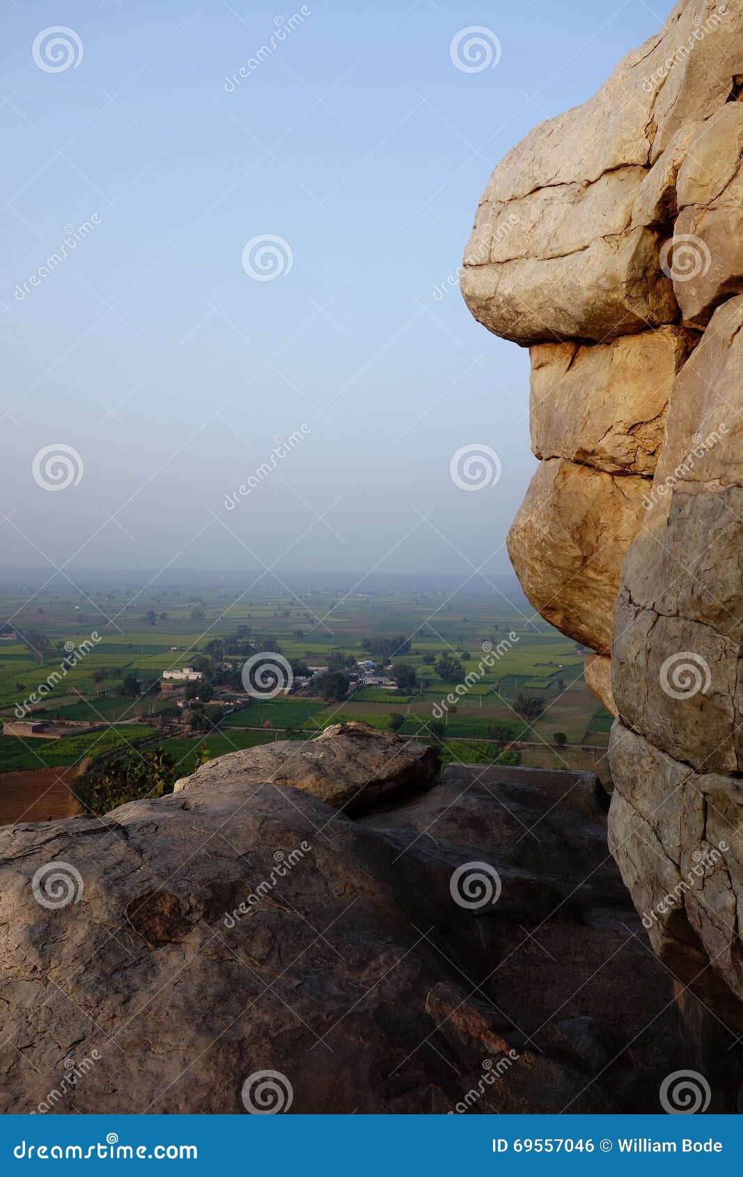 Stone Mountain en Braj la India. Una visión desde arriba de la versión de Baj de Kedarnath, uno de los sitios del peregrinaje del dham del carbón de leña La piedra se ve como Nandi el vehículo la Bull del Shiva de dios Abajo está una vista de los campos y de los pueblos rurales de granja de Rajasthán