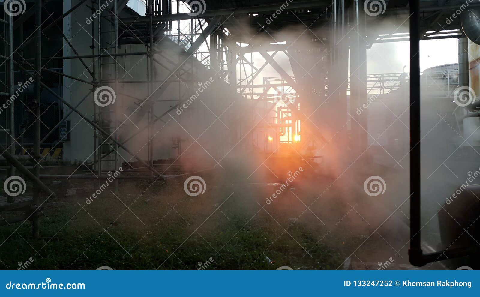 Stoomlek op industial achter zonsondergangachtergrond. Stoomlek op industial achter zonsondergang en scraffolding achtergrond