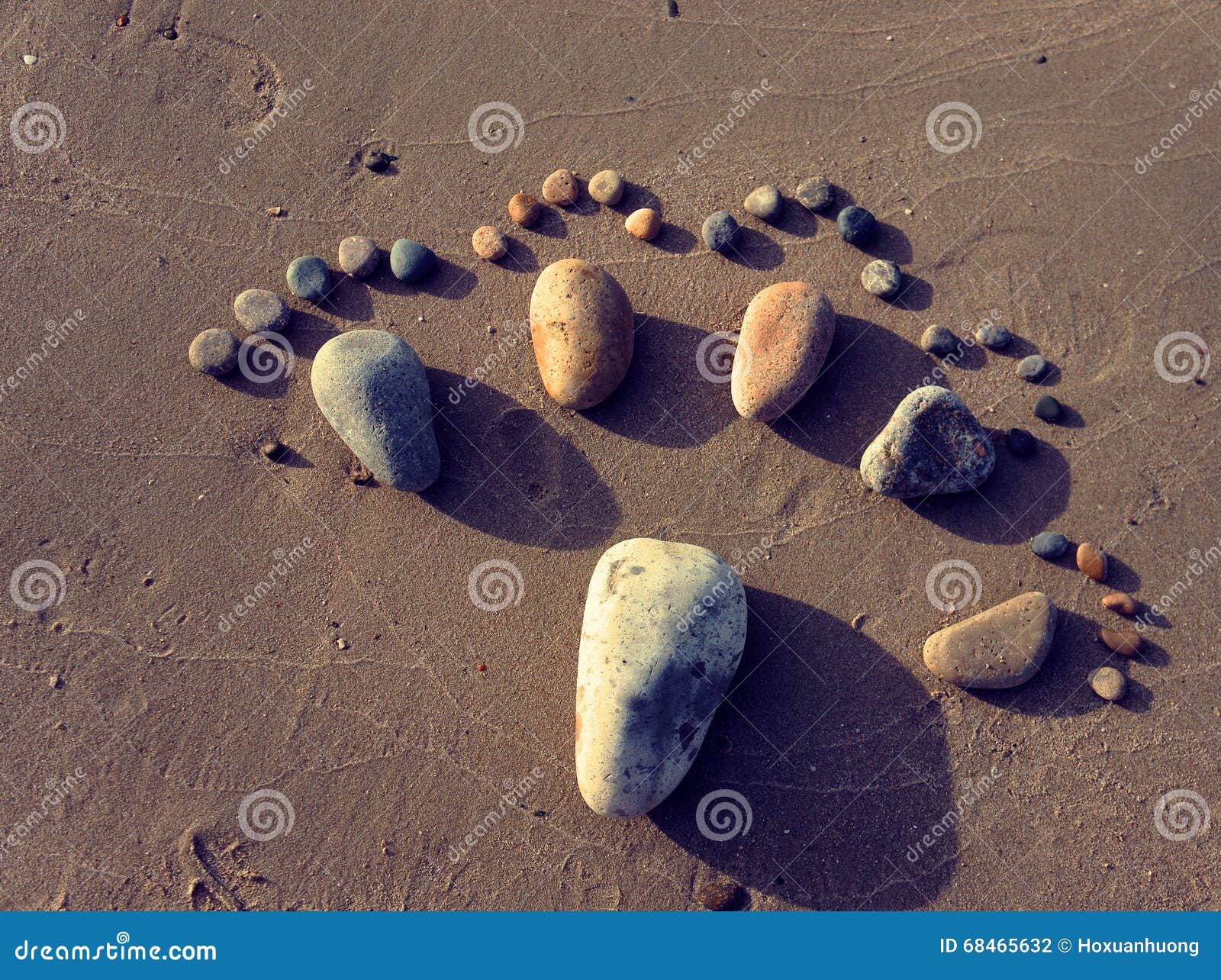 Stopa, otoczak, piasek, sztuka, plaża. Grupa stopa otoczakiem na piaska tle, zadziwiający pojęcie od kamienia z żółtym kolorem na plaży, wspaniały sztuka produkt