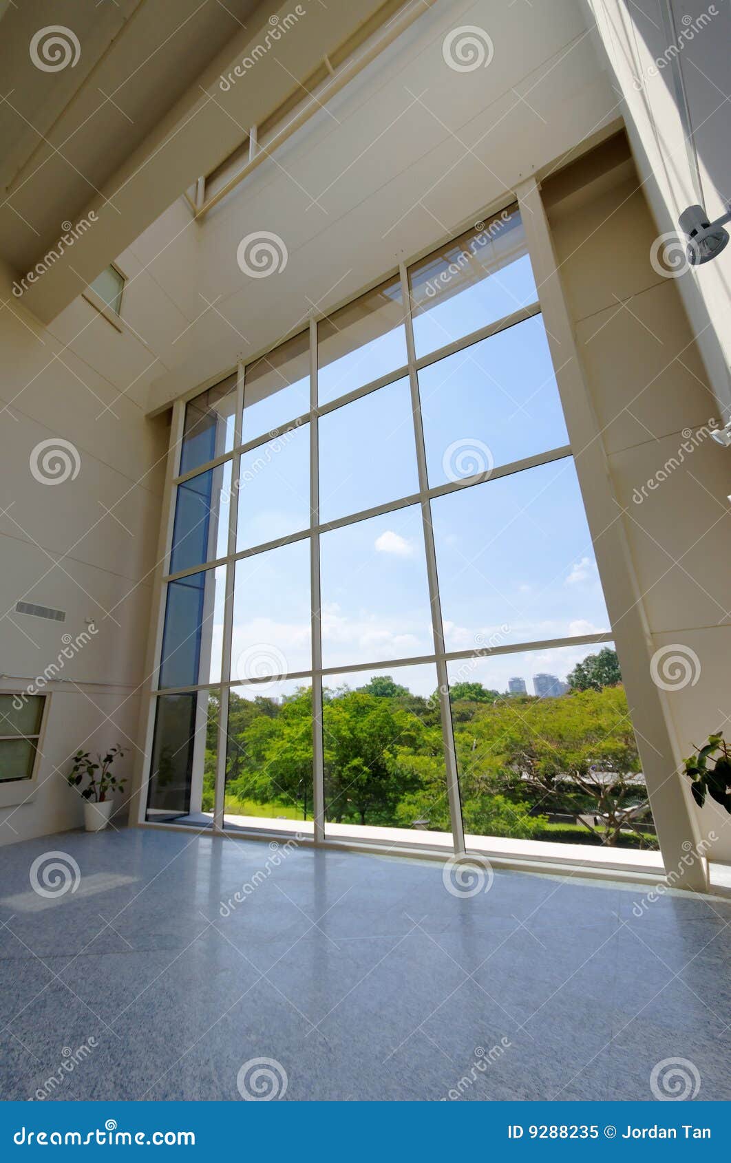 Stora Moderna Fönster För Konstgalleri Fotografering för ...