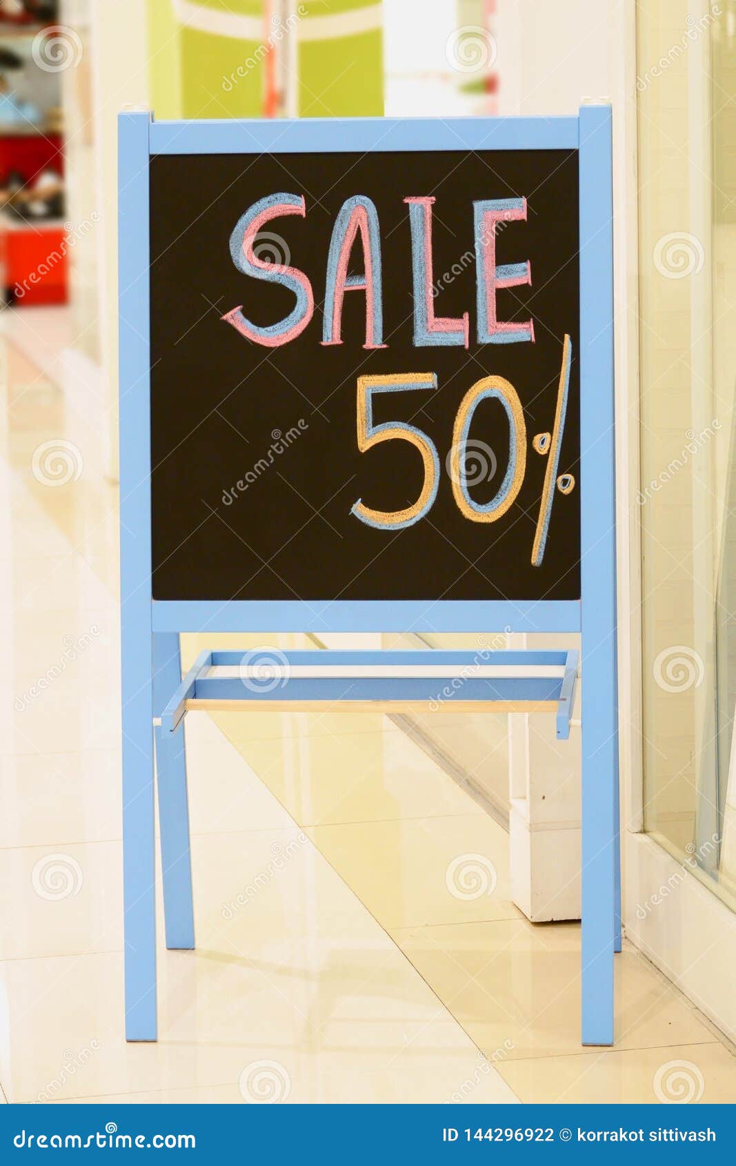 dwaas daarna effectief Store Discount Sign Stand, Sale Sign Front of Shop Stock Photo - Image of  outdoor, advertising: 144296922