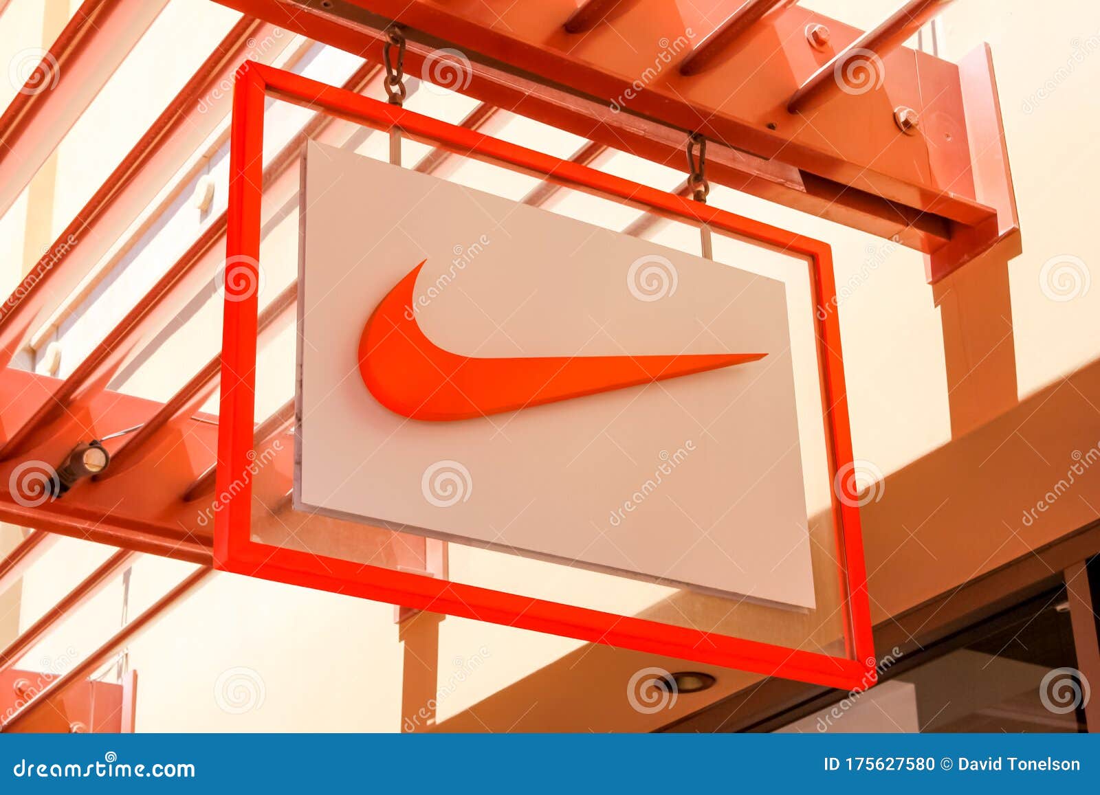 Anestésico Aprovechar Rebaño Nike sign editorial image. Image of indoor, product - 175627580