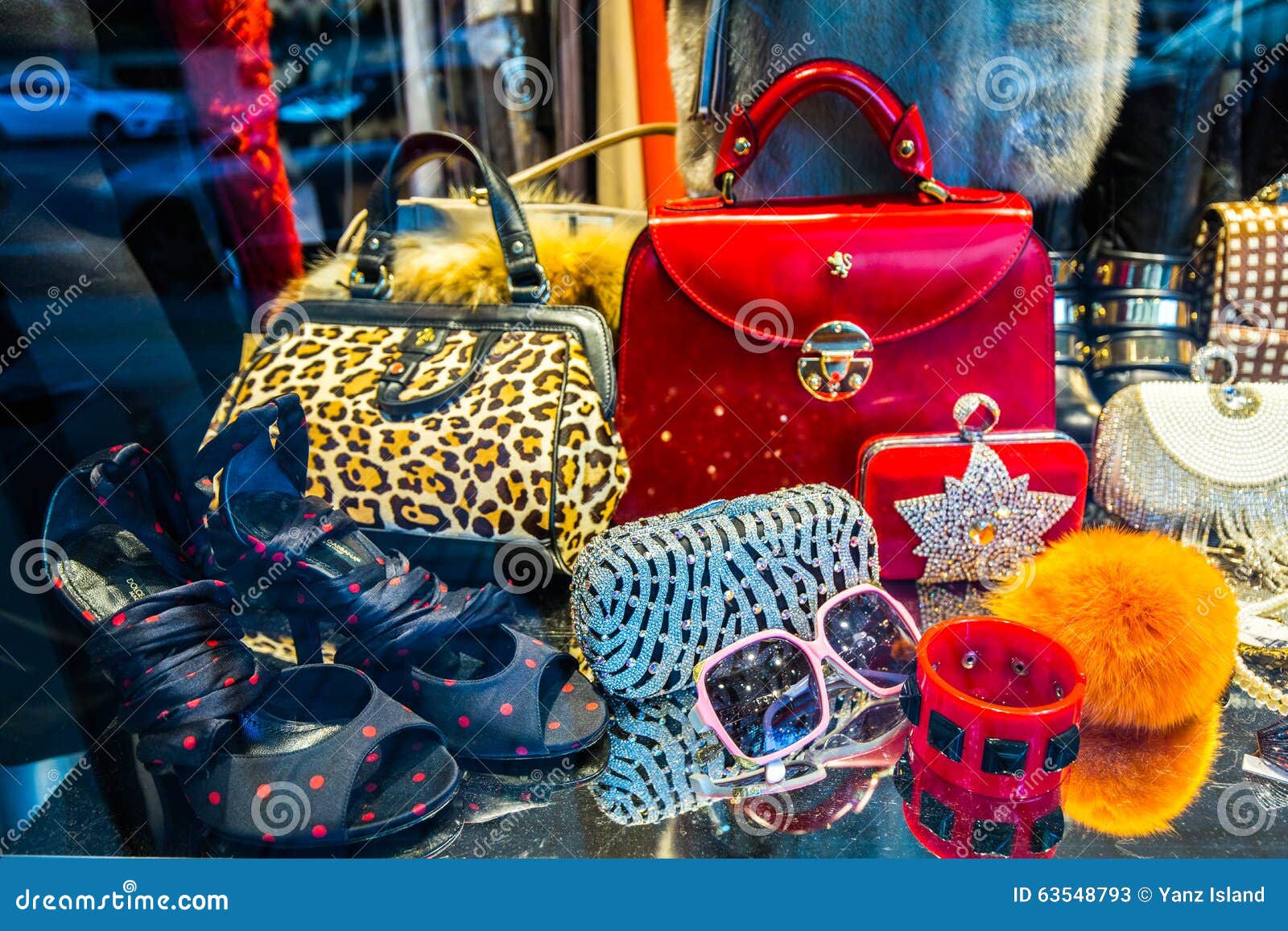 storefront fashion shop with women accessory.