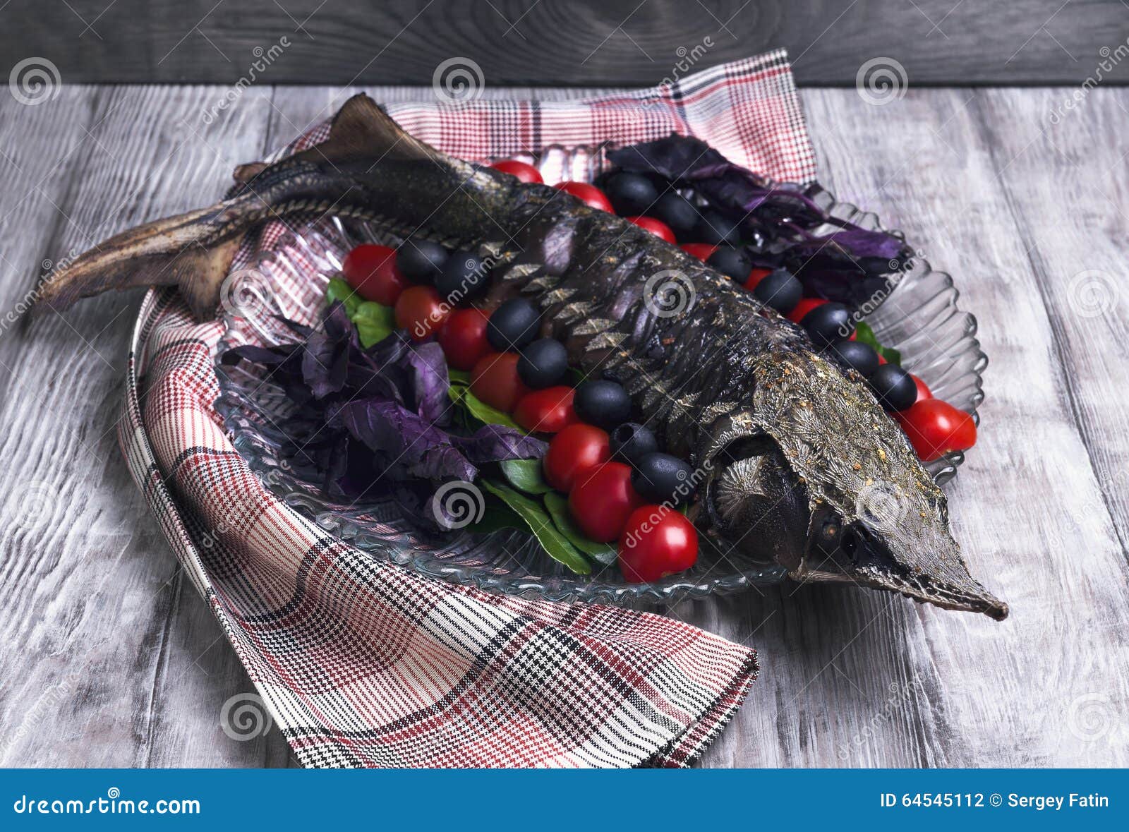 Storione Del Pesce Su Un Grande Piatto Di Vetro Fotografia Stock