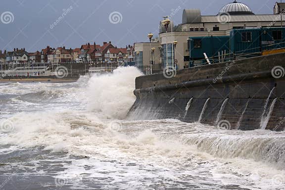storm-eunice-heavy-seas-crashing-into-the-sea-wall-red-weather-warning