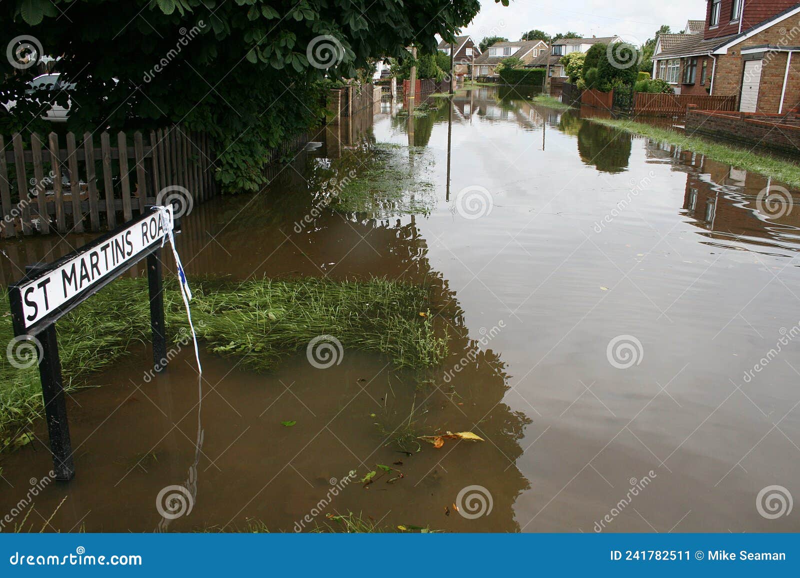 Storm Eunice Red Weather Warning For The Uk Flooded Streets And red-alert-weather-warning