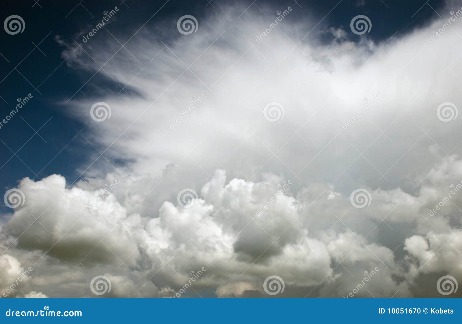 Stormachtige wolken op donkerblauwe hemelachtergrond