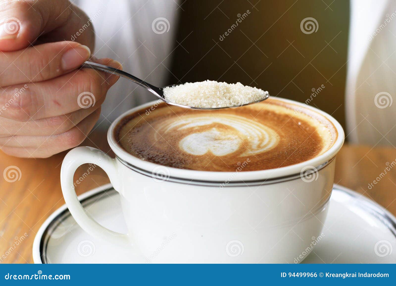 Stromender Zucker Der Frau In Kaffeetasse Stockfoto Bild Von Frau Stromender