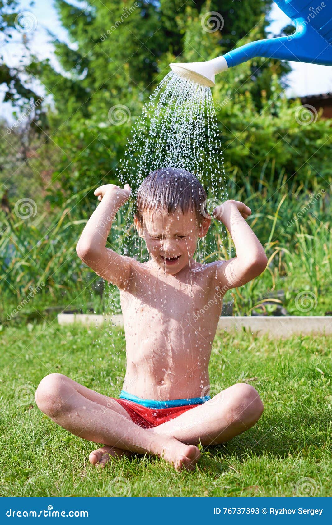 Вода которую мальчик несет. Мальчики в воде. Мальчик моется. Водяной мальчик. Мальчик льет воду.