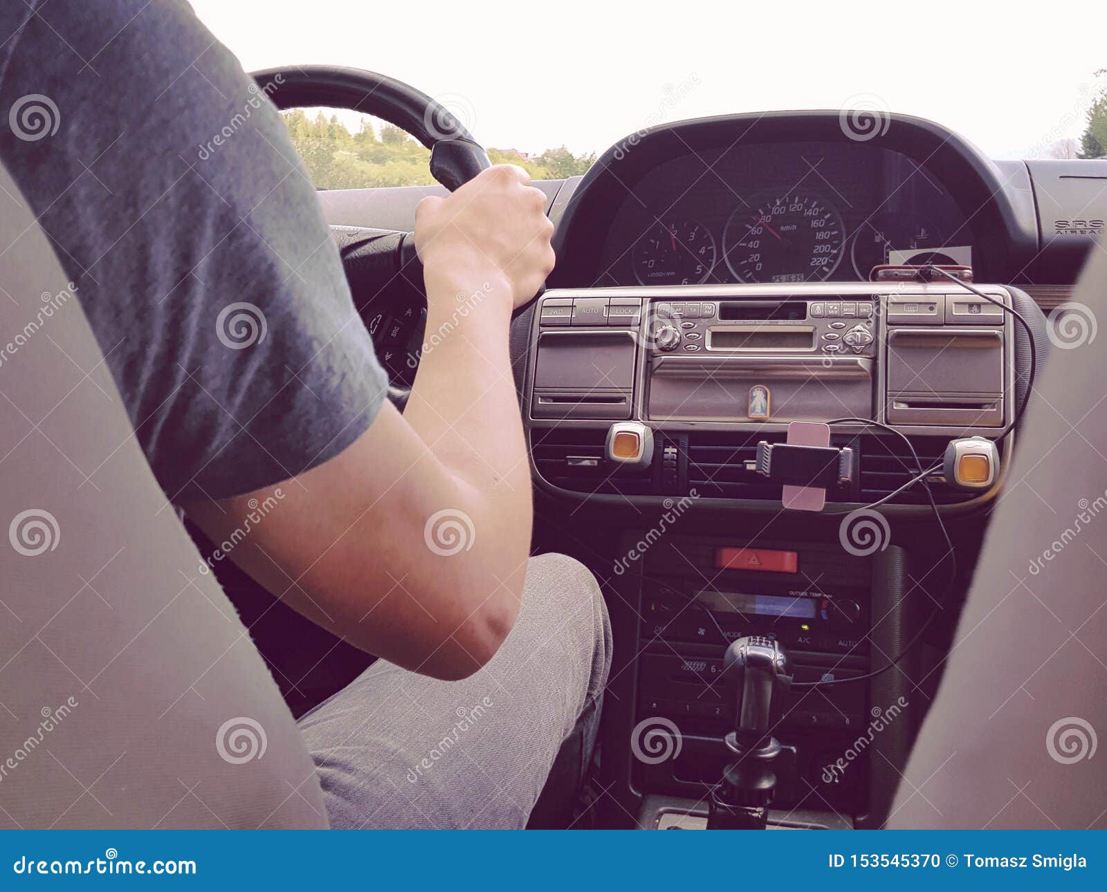 https://thumbs.dreamstime.com/z/stra%C3%9Fenfahrt-mit-freunden-konzept-auto-innere-vom-beifahrersitz-aus-gesehen-hand-des-fahrers-auf-dem-lenkrad-und-armaturenbrett-153545370.jpg