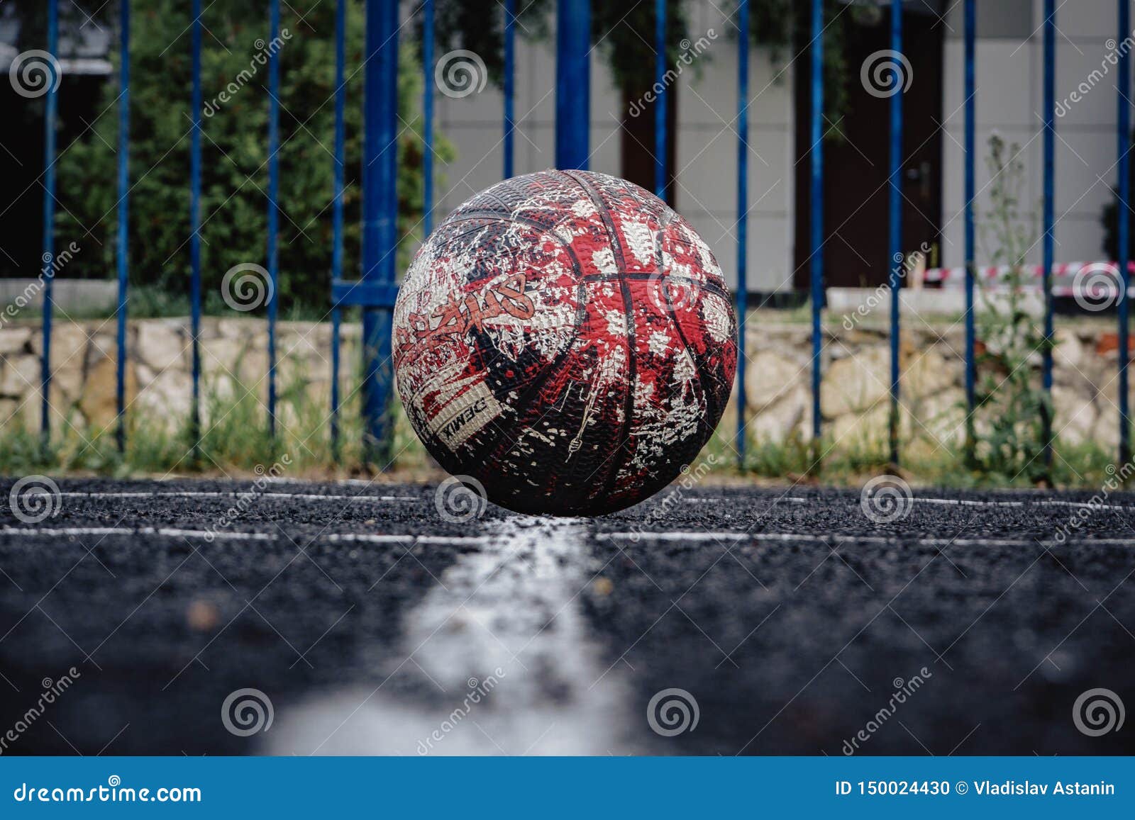 Strassenfussball Weisse Stripmarkierungen Auf Einem Fussballfeld Und Fussball Stockfoto Bild Von Stadt Leerzeichen 150024430