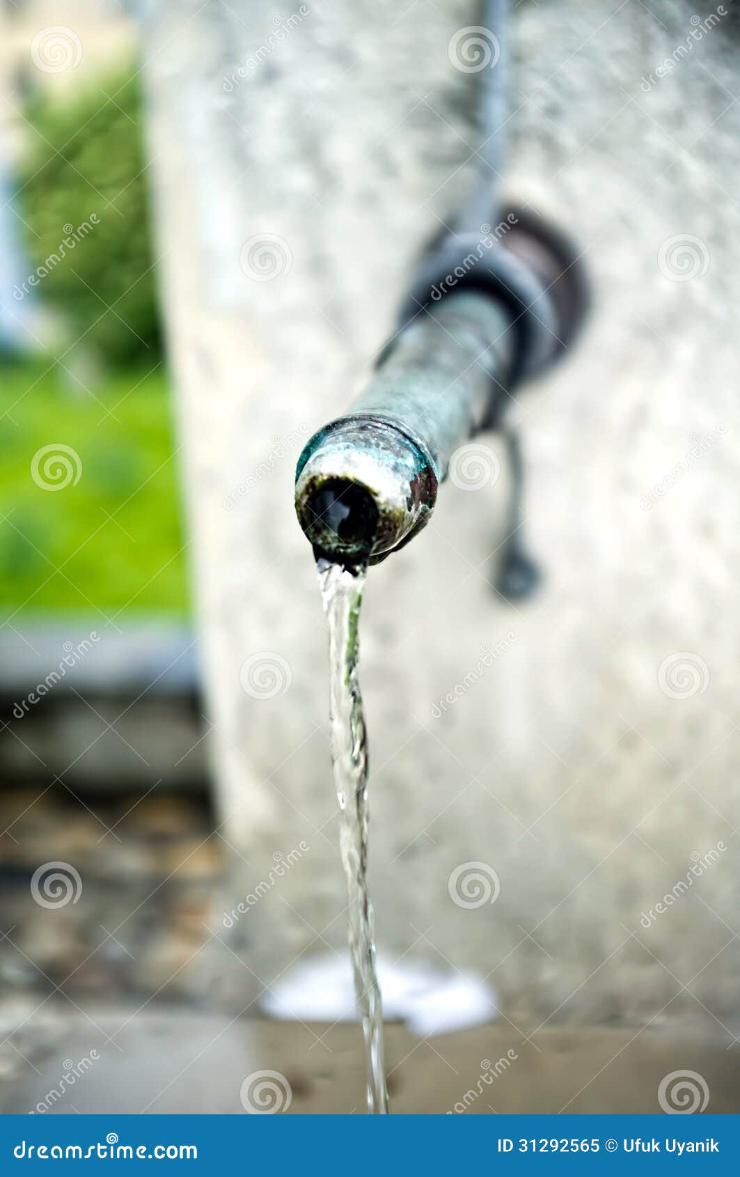 Воды течет на улицу. Кран на улицу для воды. Течет старый кран. Кран на улице течет. Вода кран на улице ведро.