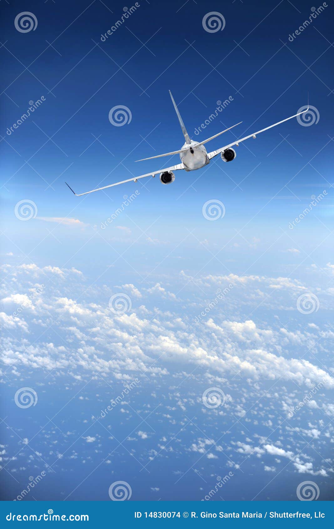 Straal lijnvliegtuig tijdens de vlucht met wolken in de afstand