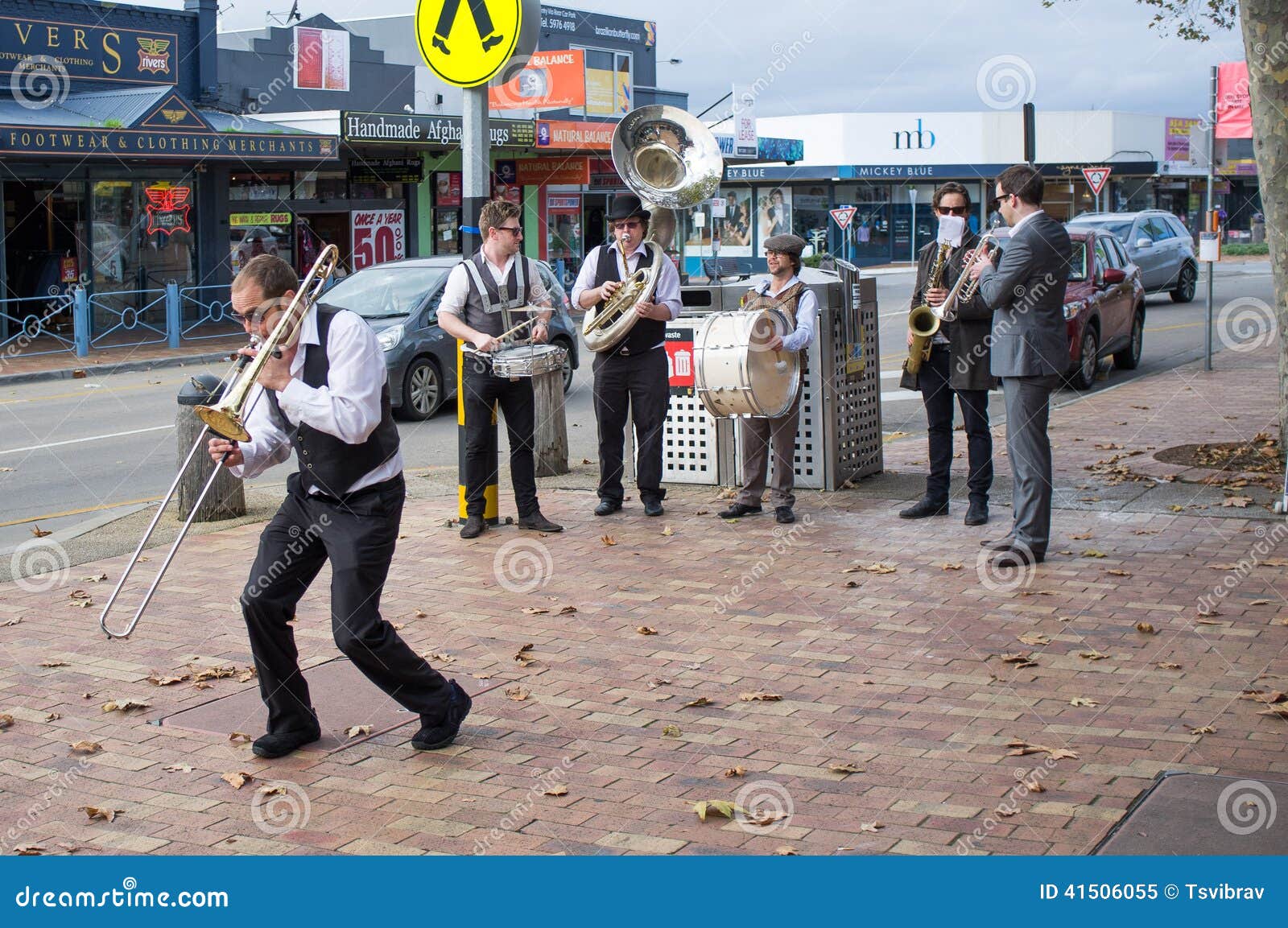 Straat Jazz Band die op Mornington-straten presteren. Straat Jazz Band die op Mornington-straten, tijdens de Winter Jazz Festival presteren