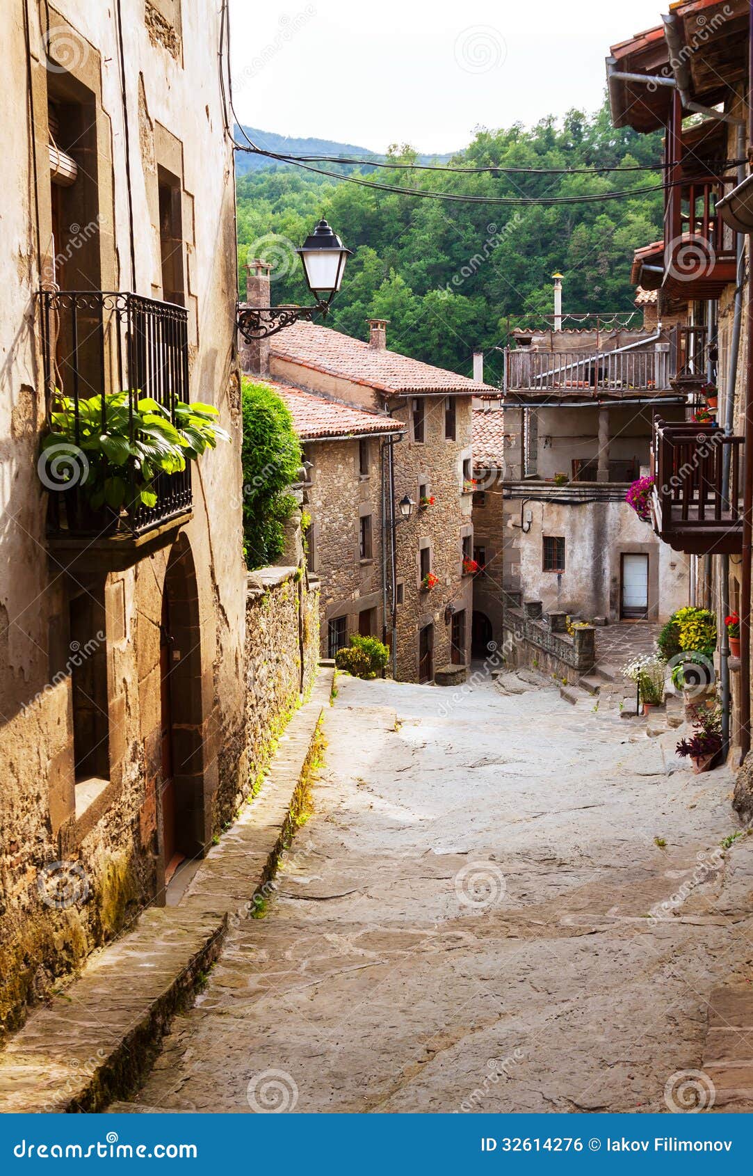 Straat van Catalaanse stad in de Pyreneeën. Rupit, Catalonië