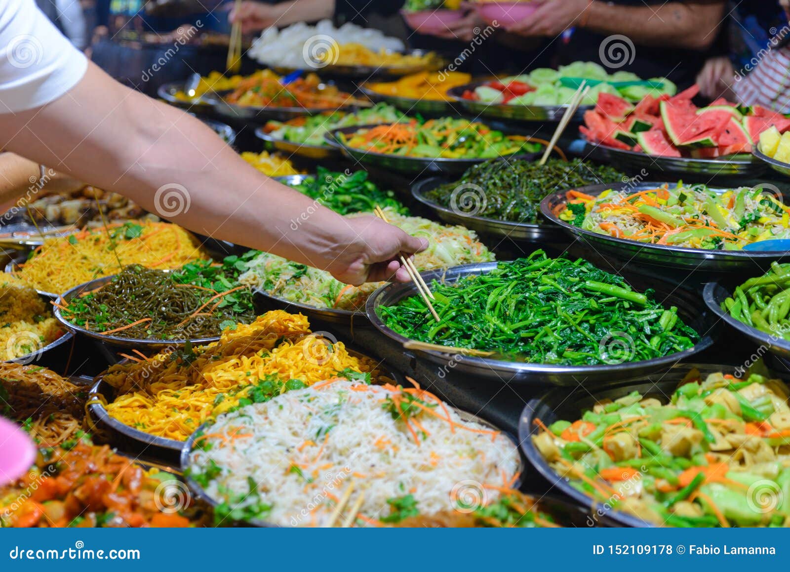 Straatvoedsel Luang Prabang, Laos Heerlijke Voedselbox Die Kleurrijke Plantaardige Schotels Aan Aziatische Keuken, Stock Foto - Image toerisme, markt: 152109178