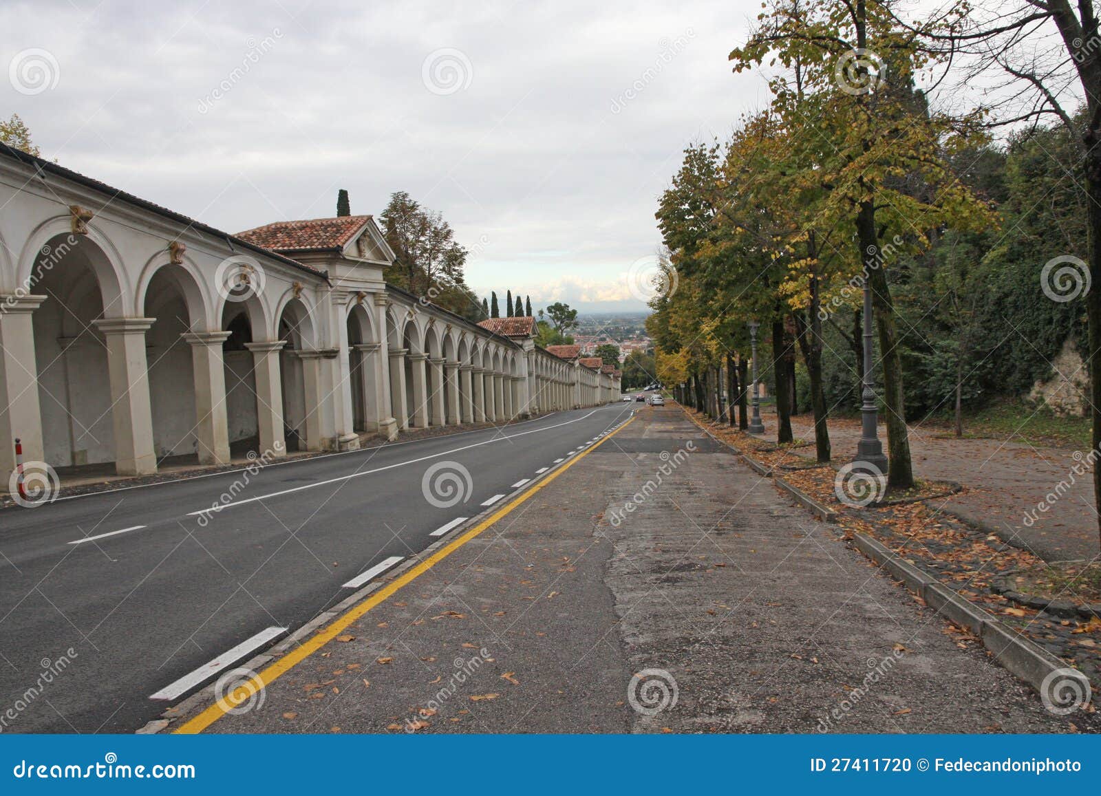 Strada che quello piombo a Monte Berico a Vicenza. Strada che quello piombo a Monte Berico e le gallerie caratteristiche