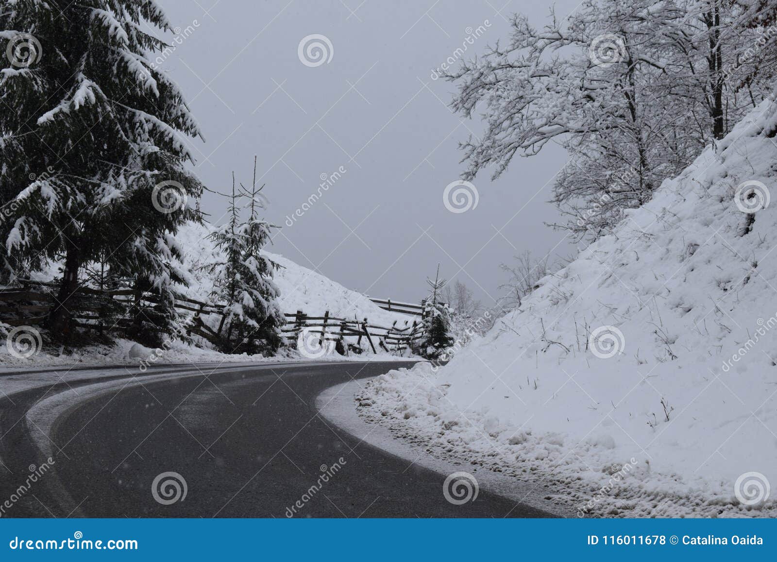 Strada di Snowy sopra le montagne di Apuseni, Romania, un giorno nevoso